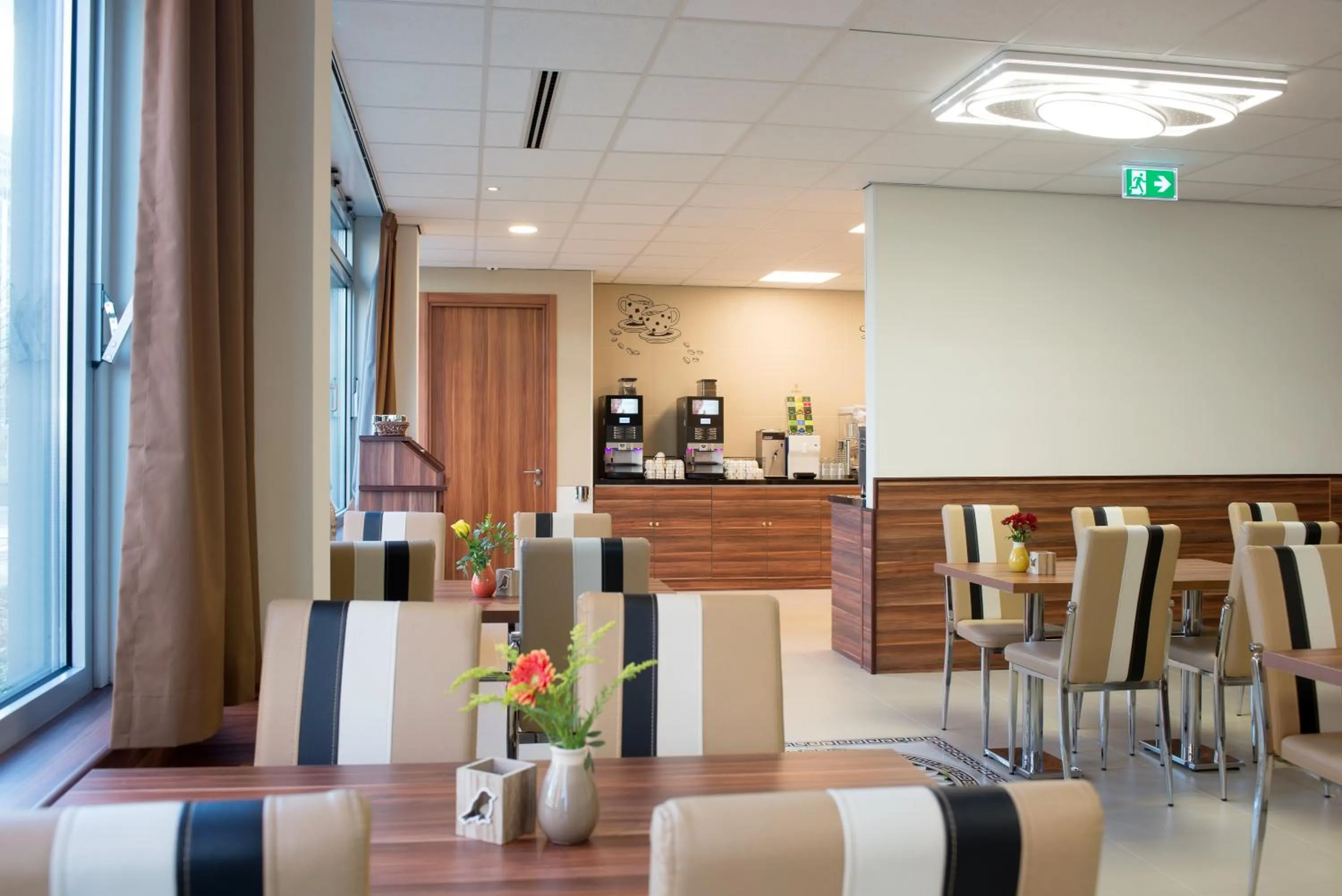 Restaurant/places to eat in Hotel King's Court