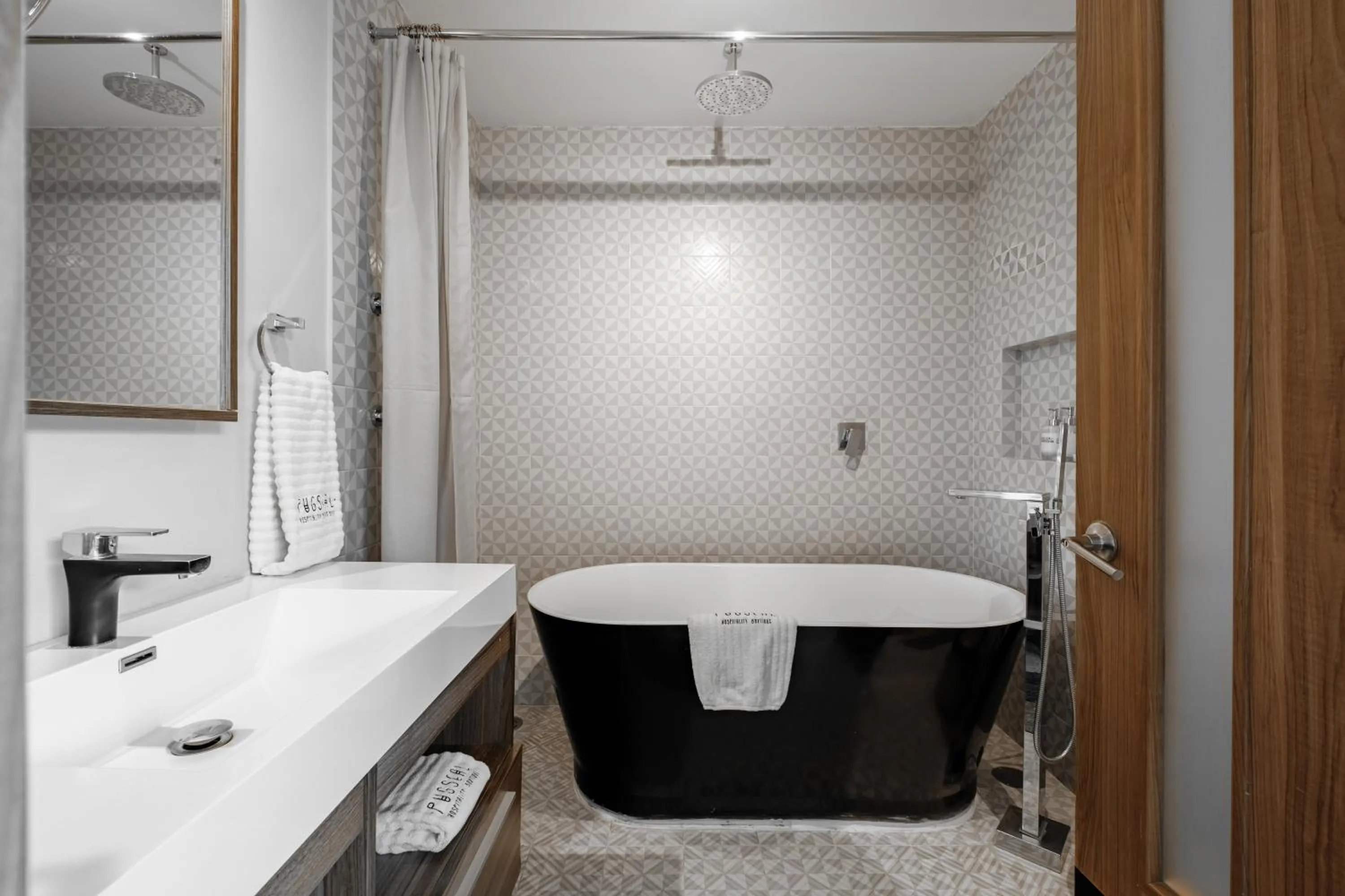 Pug Seal Polanco Allan Poe