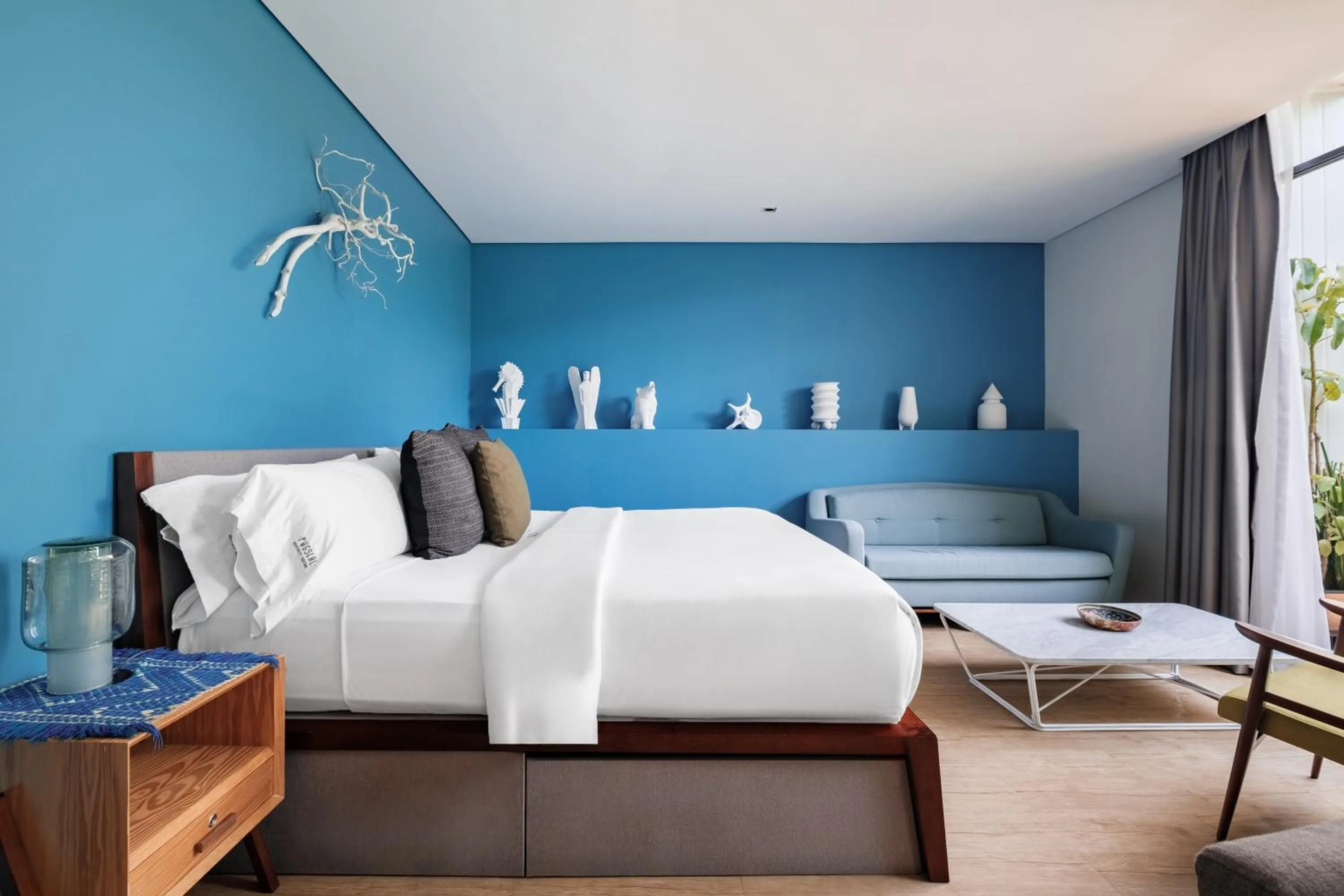 Bed in Pug Seal Polanco Allan Poe