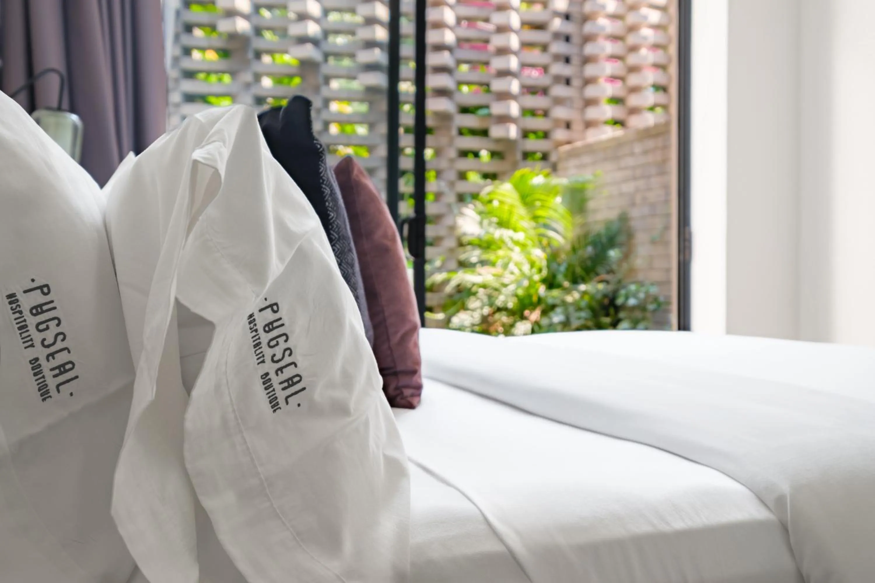 Bed in Pug Seal Polanco Allan Poe