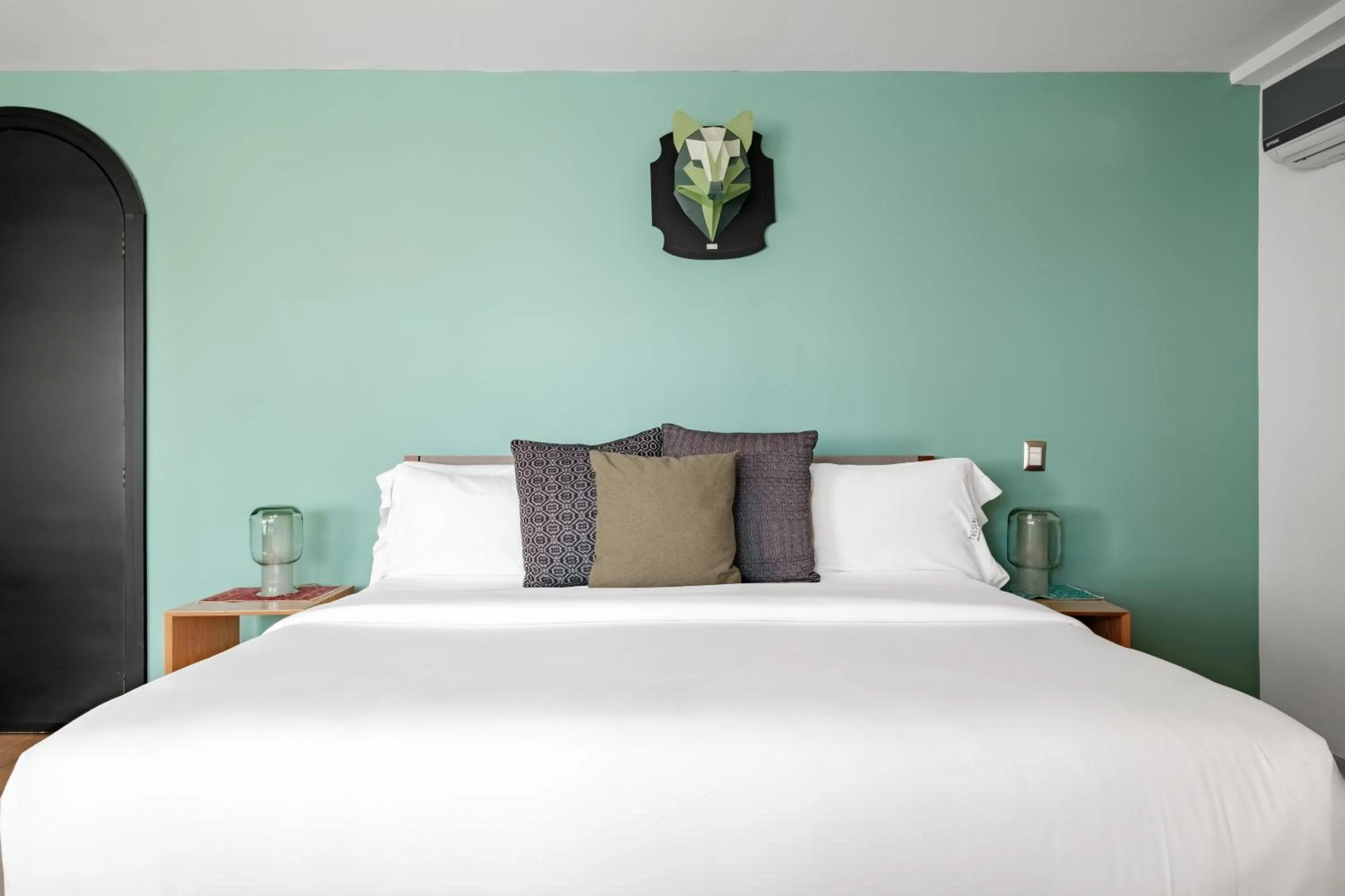 Bed in Pug Seal Polanco Allan Poe