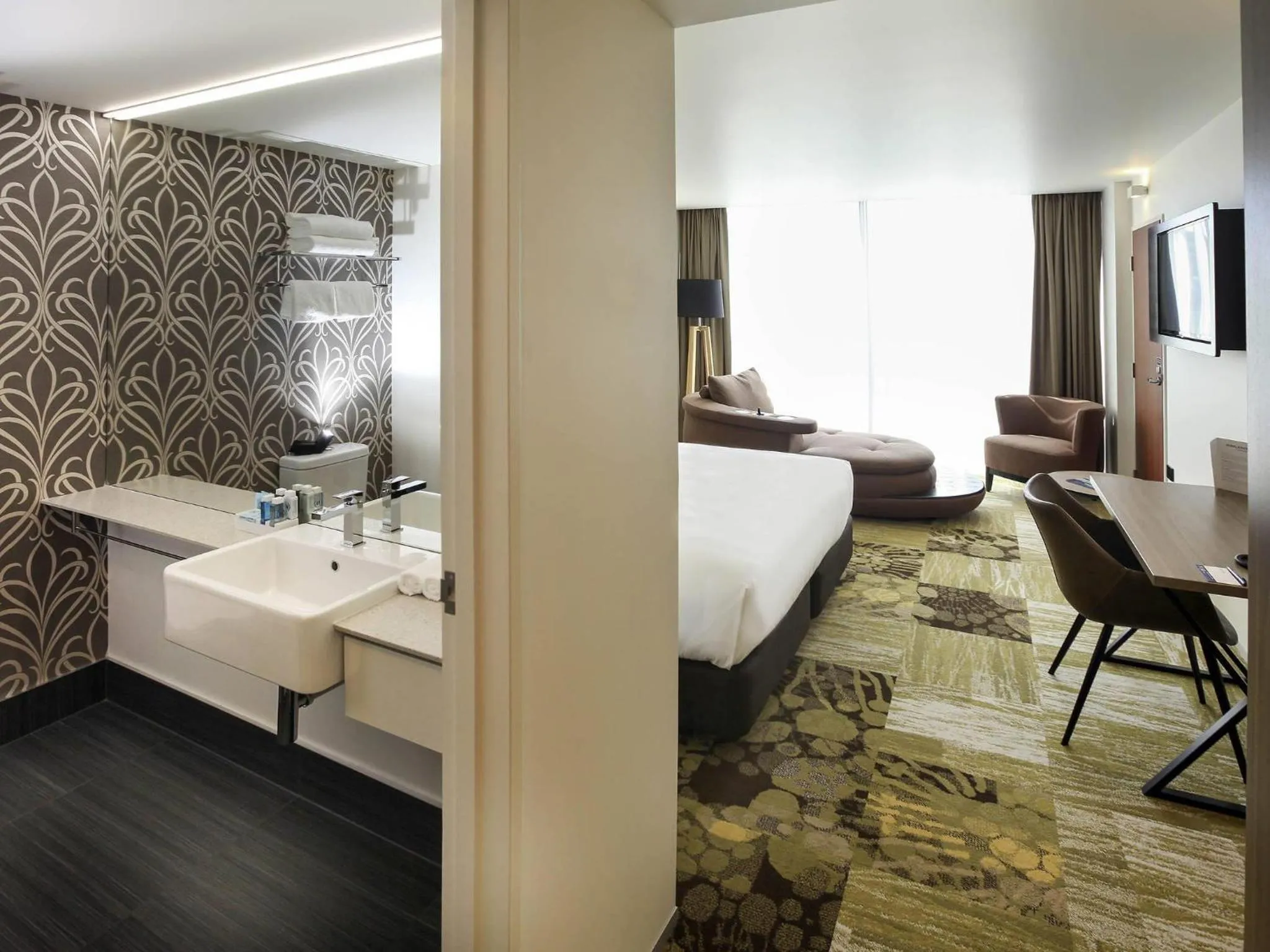 Bathroom, Bed in Novotel New Plymouth Taranaki