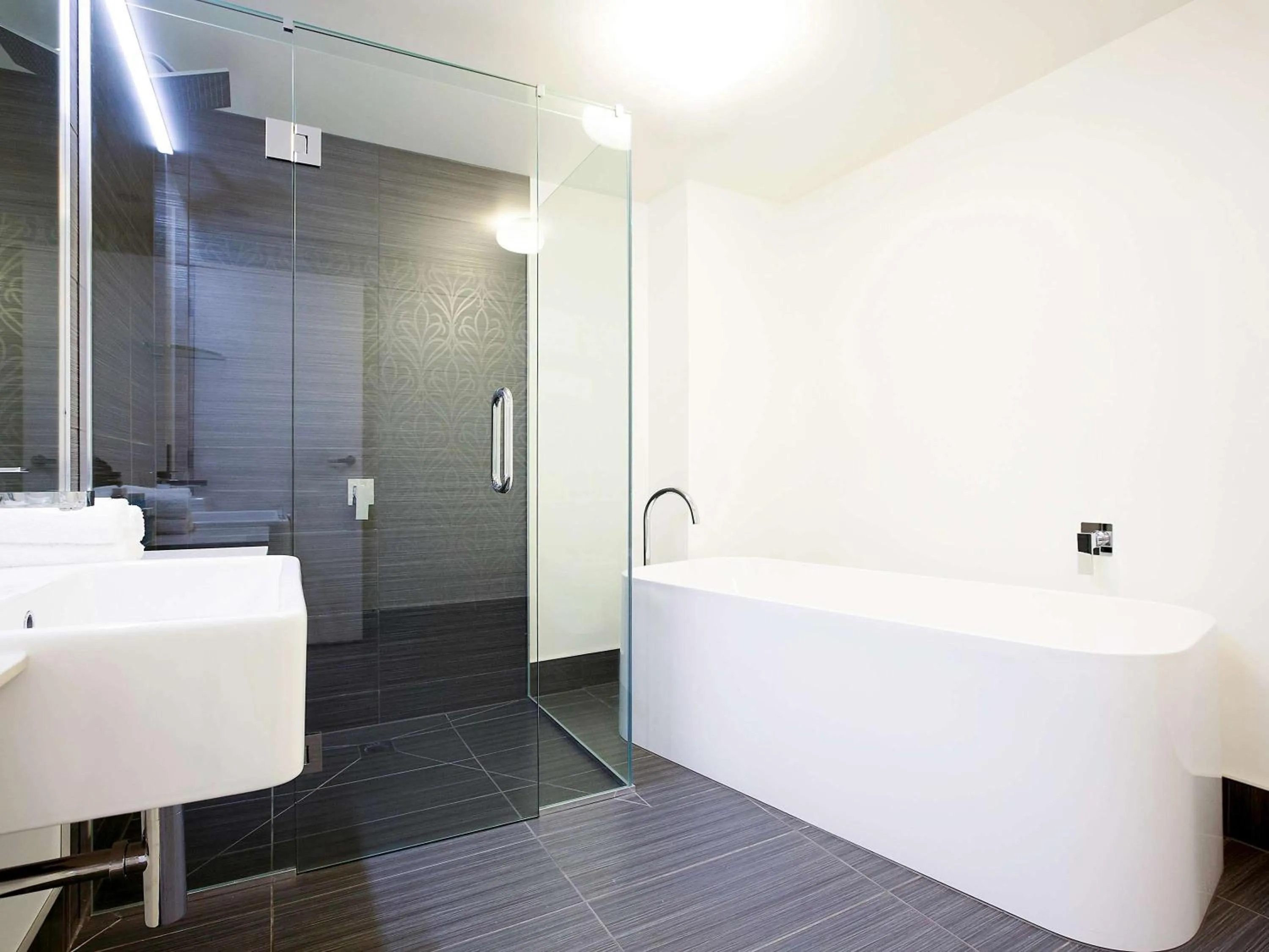 Photo of the whole room in Novotel New Plymouth Taranaki