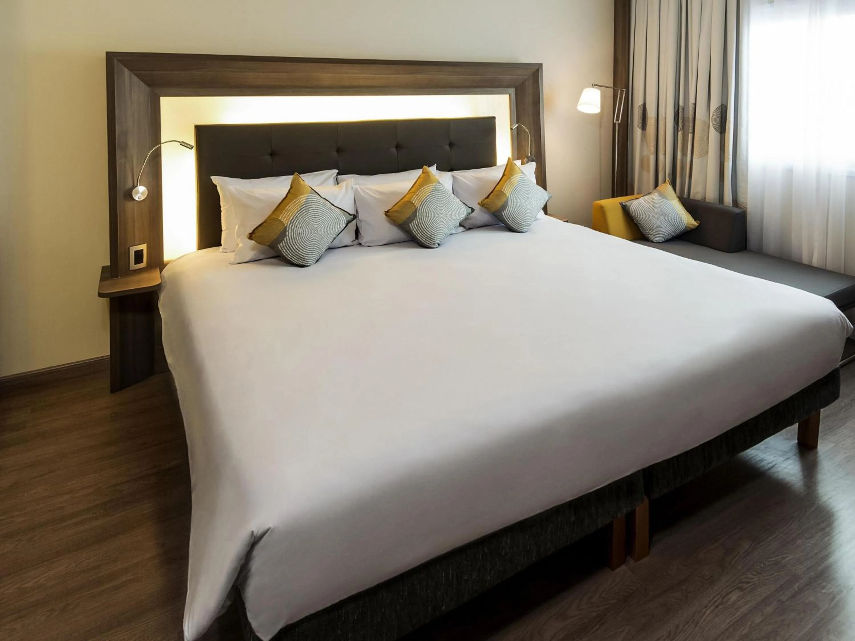 Bedroom, Bed in Novotel Santos Gonzaga