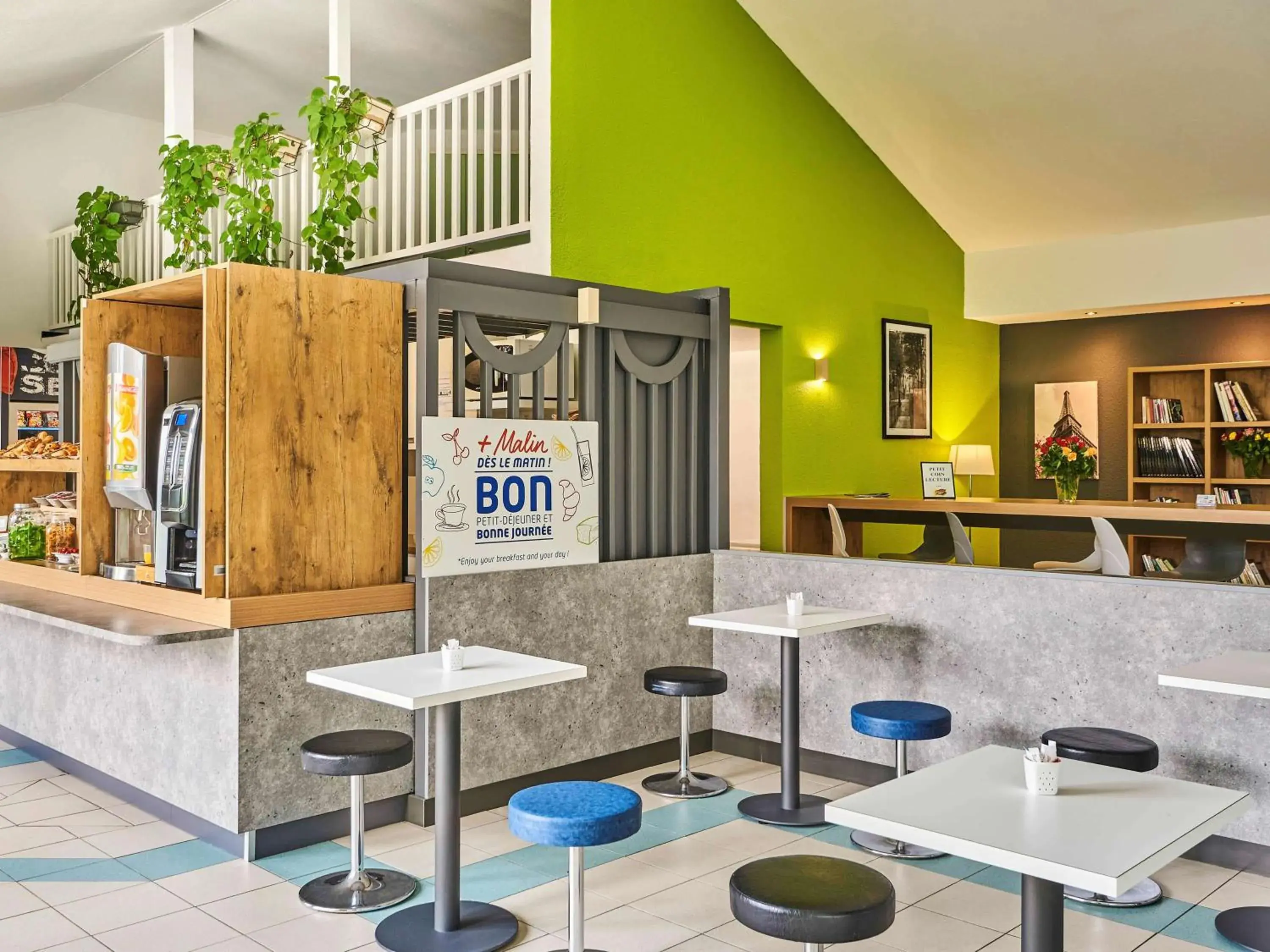 Restaurant/places to eat in Ibis Budget Versailles Coignieres
