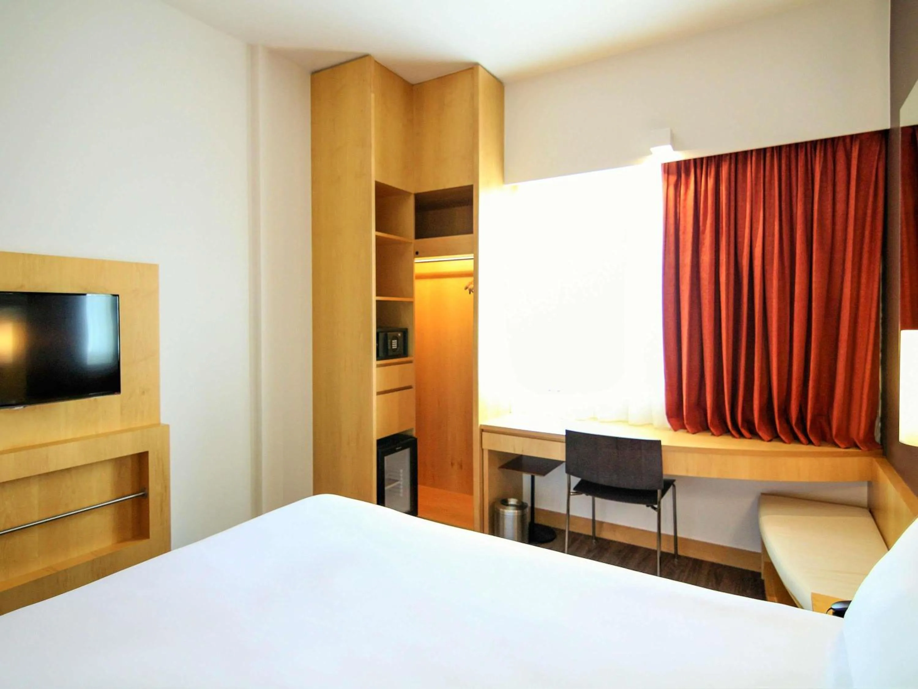 Bedroom, Bed in ibis Dubai One Central