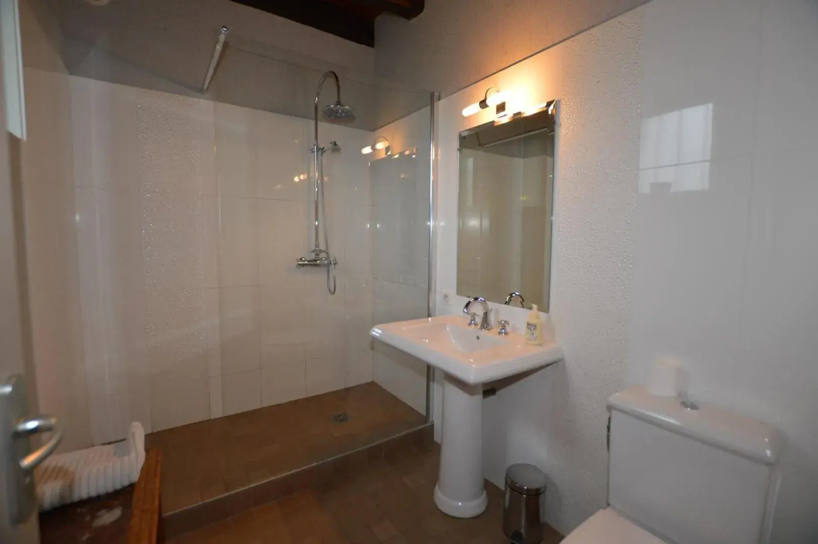 Family Room with Private Bathroom - single occupancy in Maison d'hôtes de l'Huardière Family Room with Private Bathroom - single occupancy in Maison d'hôtes de l'Huardière