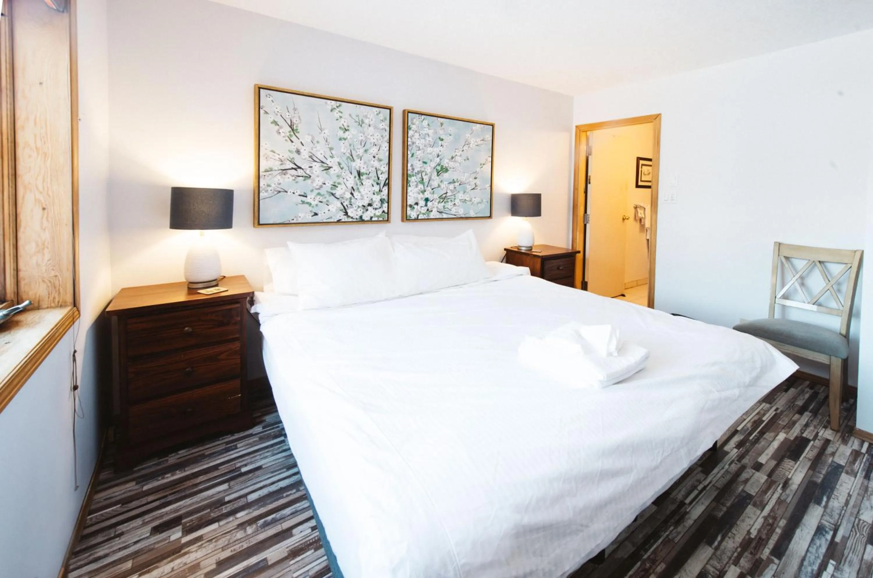 Bed in Aurora Bayside Inn