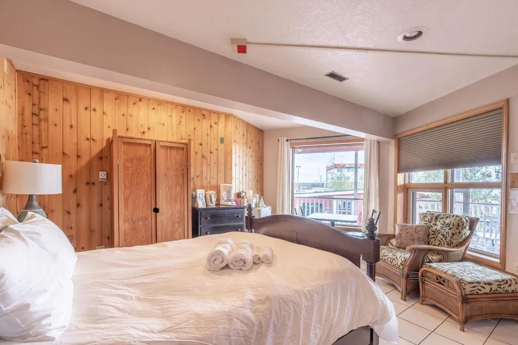 Bed in Aurora Bayside Inn