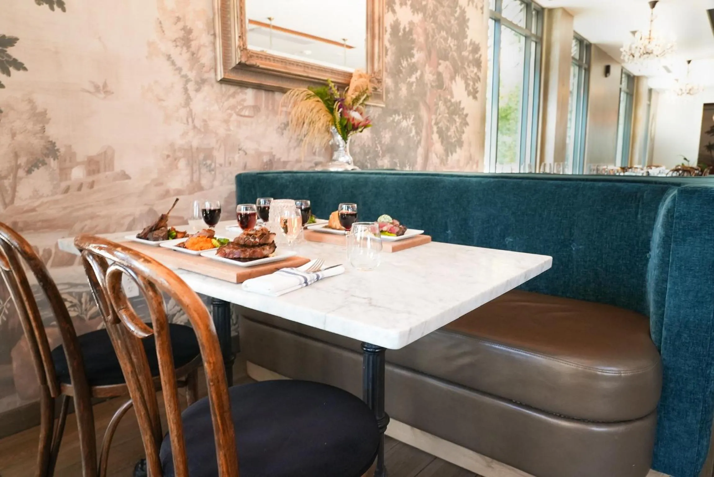 Restaurant/places to eat in Porter Square Hotel