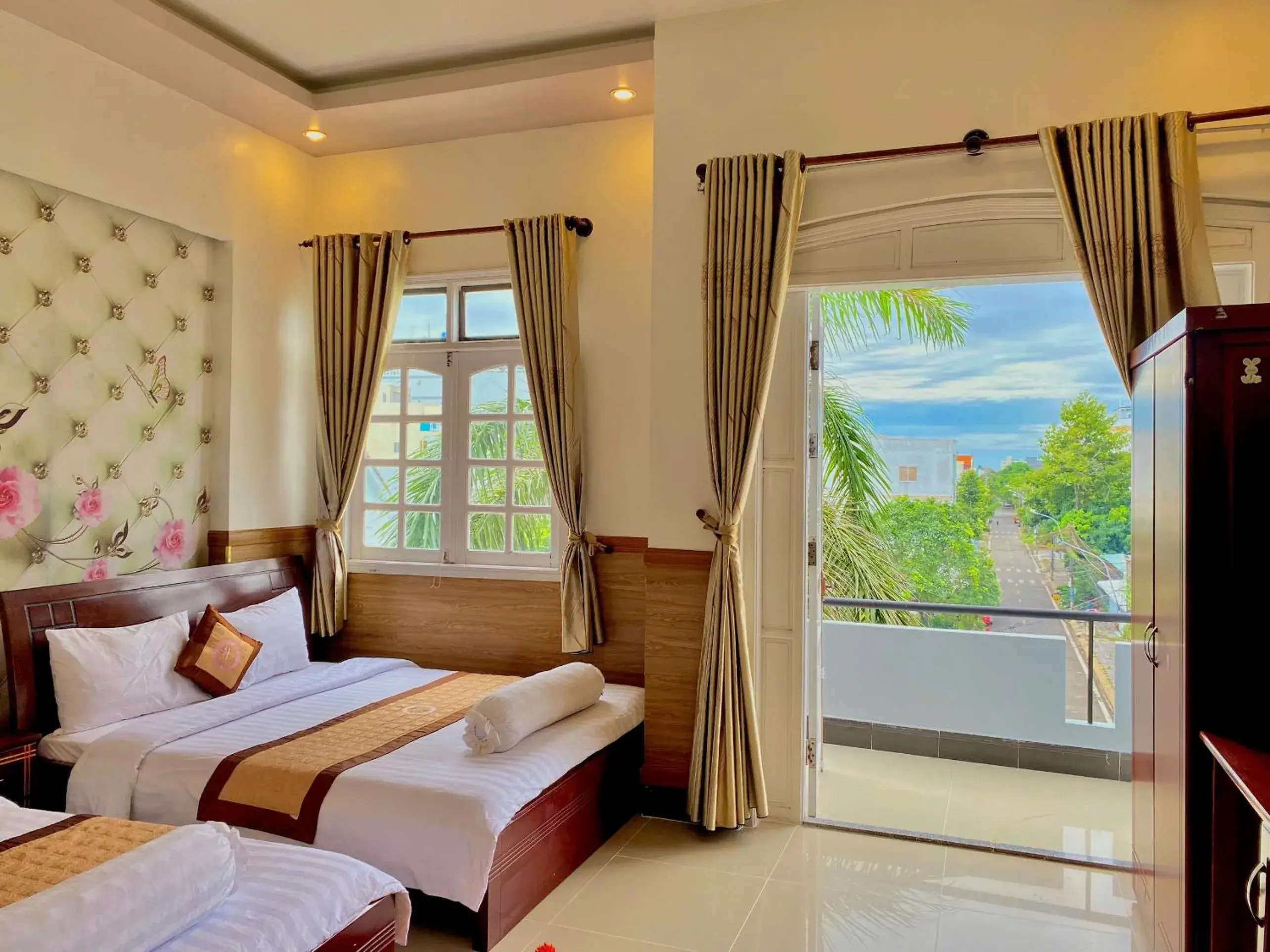 Balcony/Terrace, Bed in Phuc Hung 2 Hotel Balcony/Terrace, Bed in Phuc Hung 2 Hotel