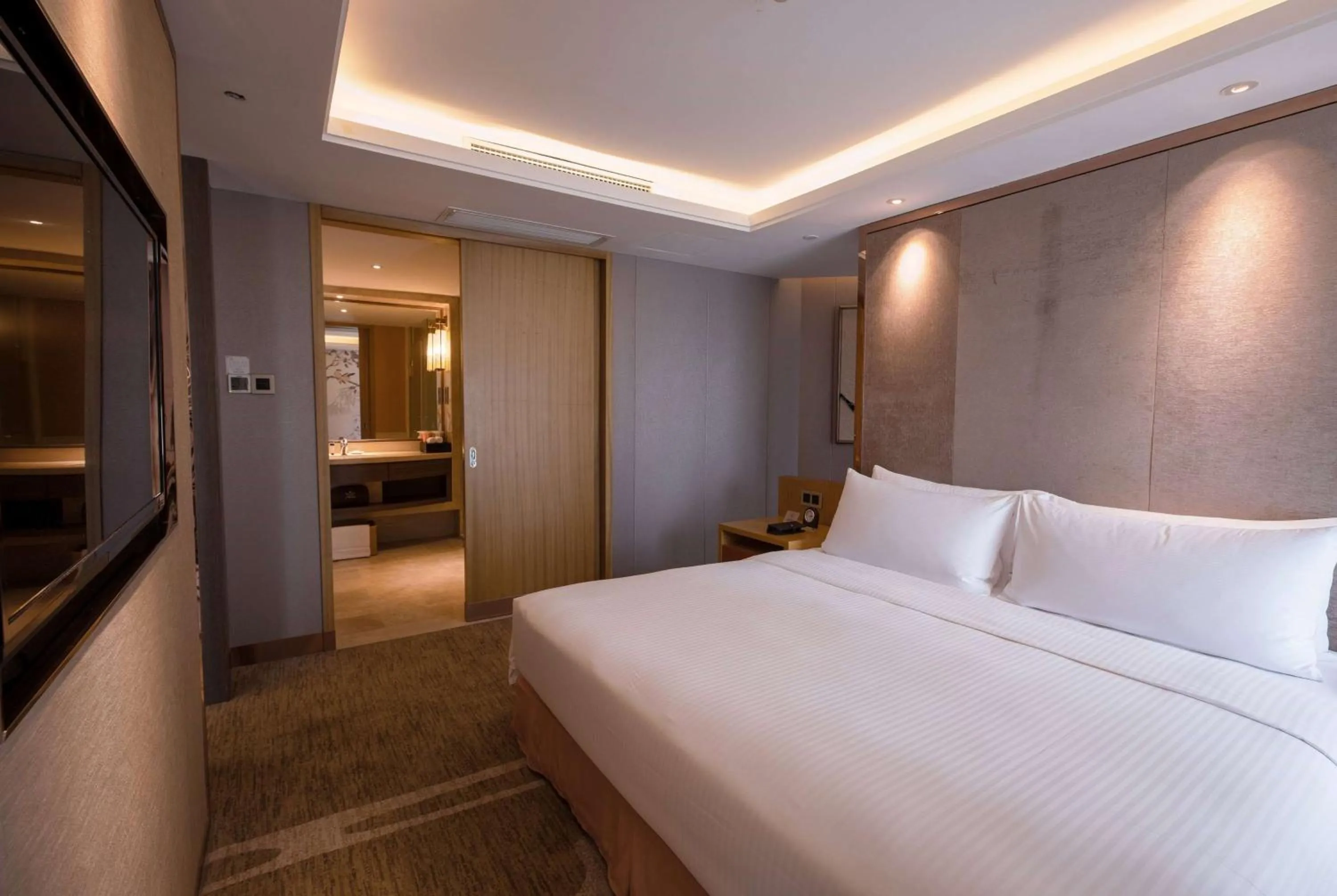 Photo of the whole room, Bed in Ramada Plaza By Wyndham Fuzhou South