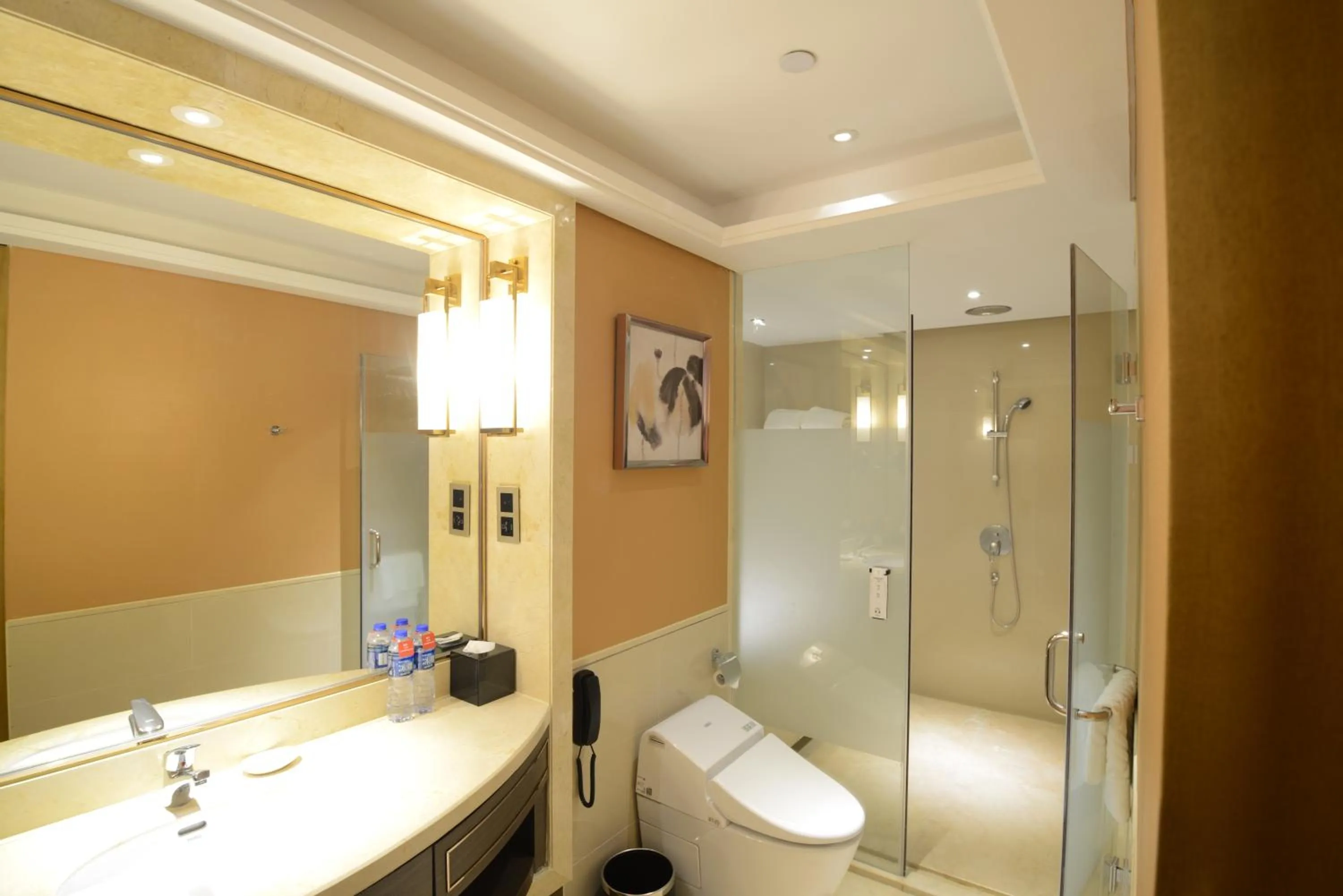 Bathroom in Ramada Plaza By Wyndham Fuzhou South