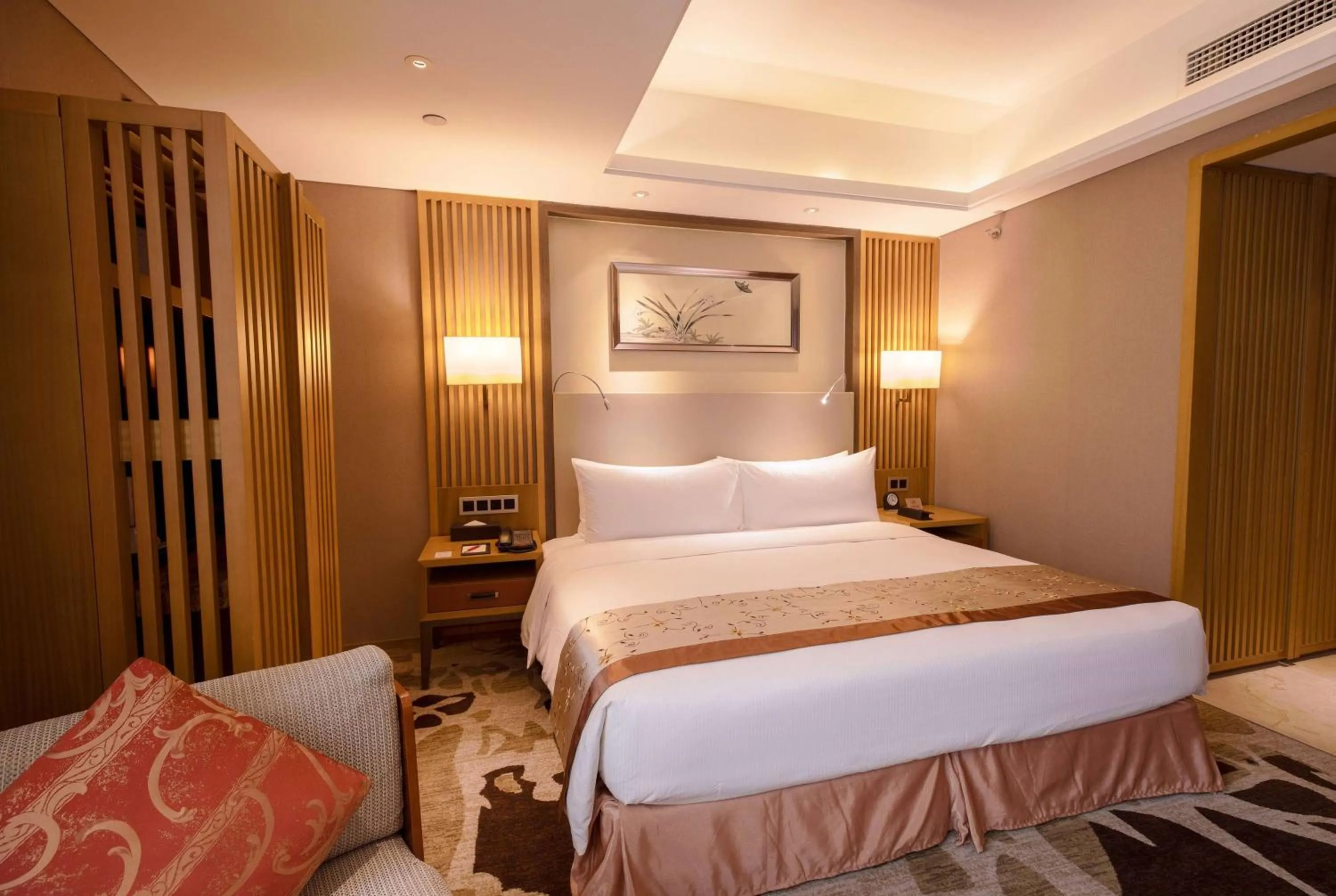 Photo of the whole room, Bed in Ramada Plaza By Wyndham Fuzhou South