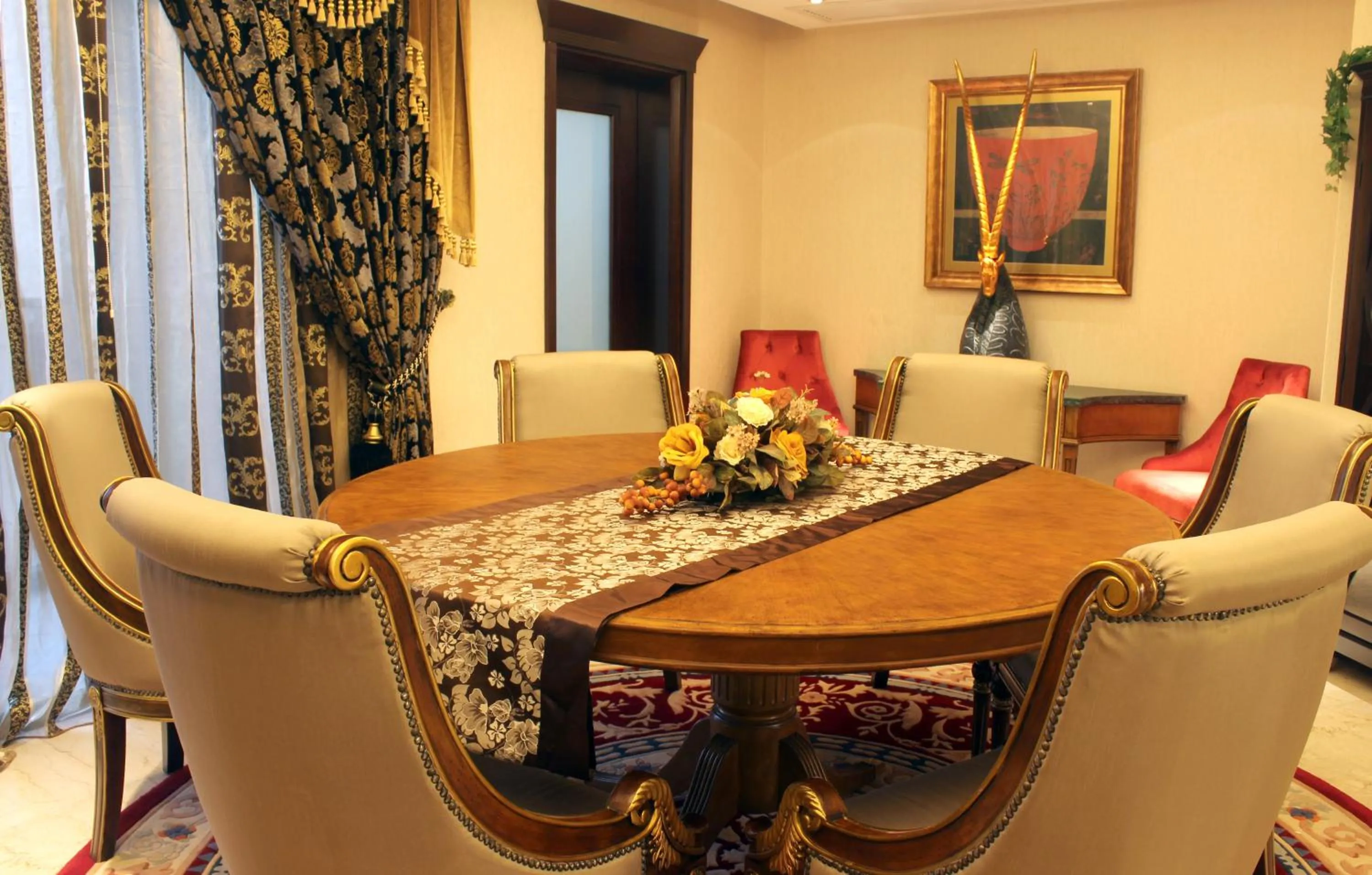 Dining area in Ramada Plaza By Wyndham Fuzhou South