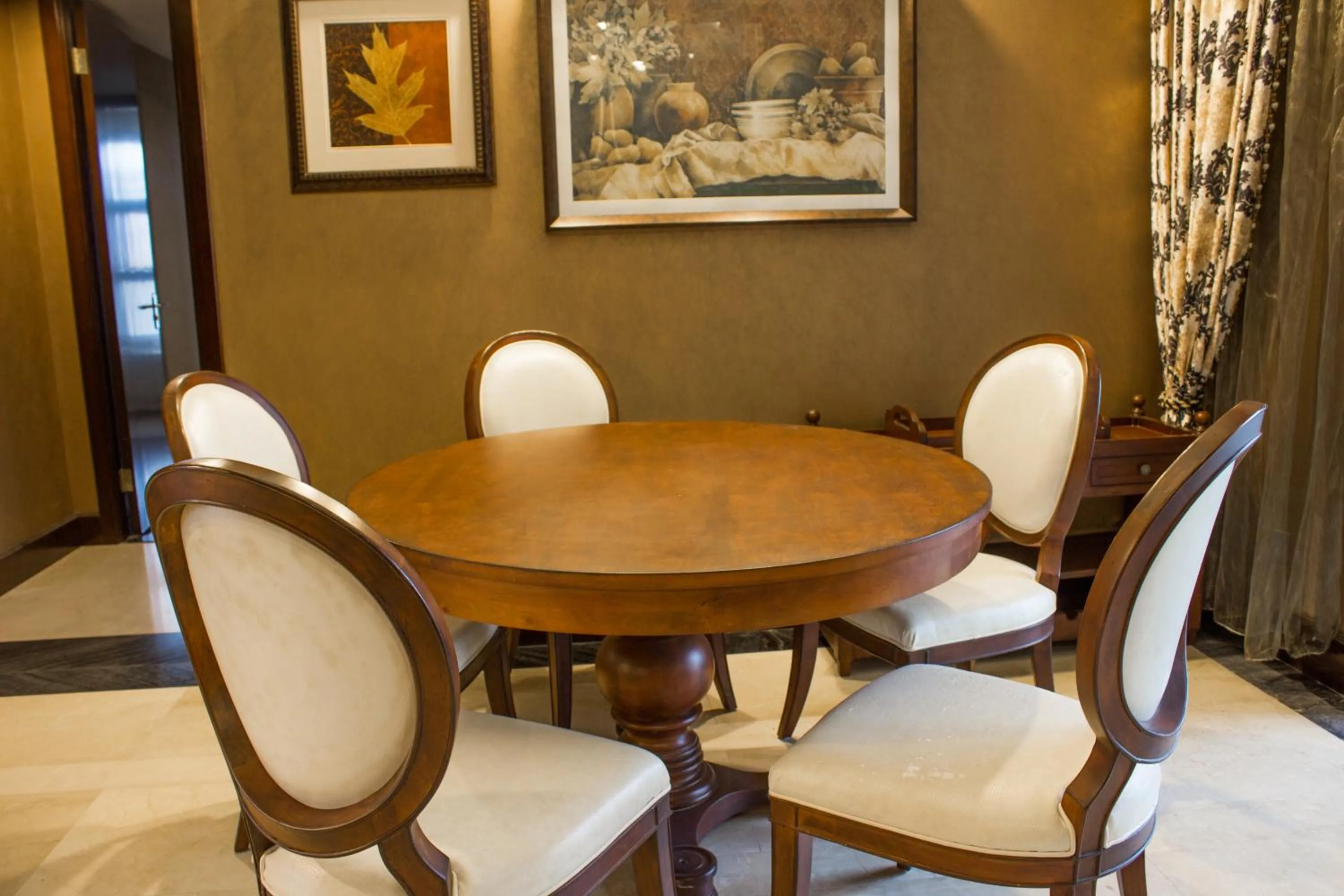 Dining area in Ramada Plaza By Wyndham Fuzhou South