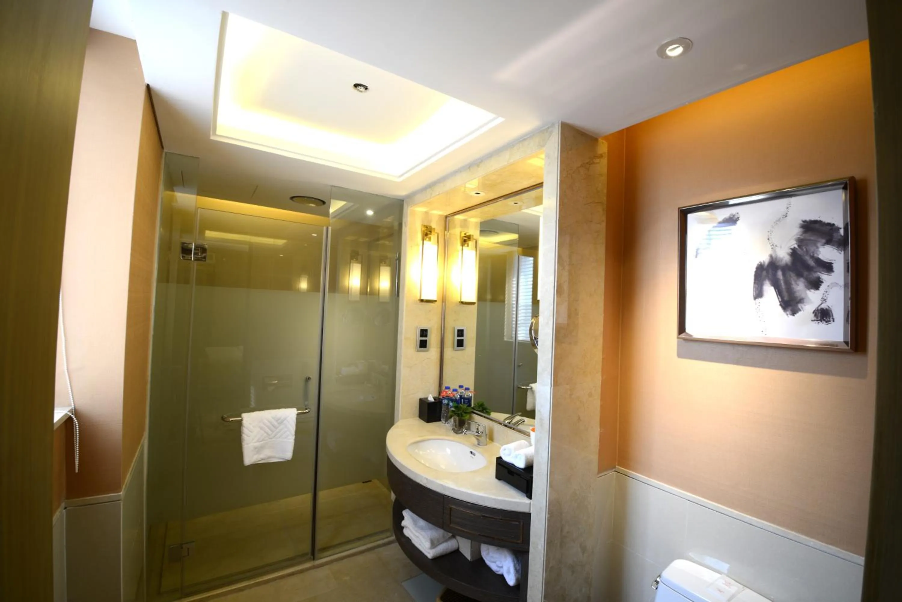 Bathroom in Ramada Plaza By Wyndham Fuzhou South