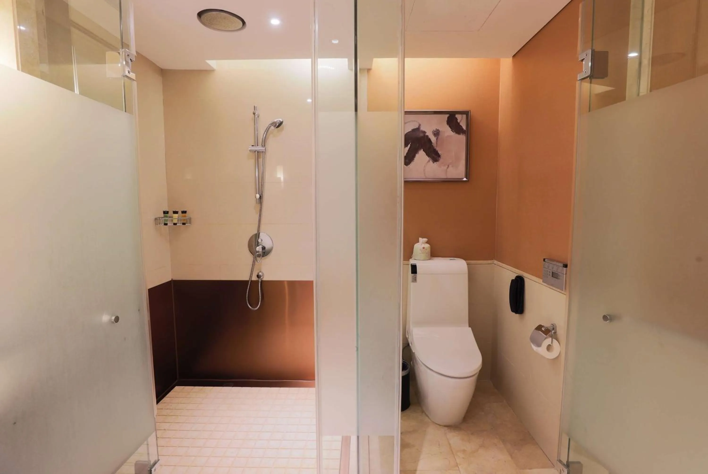 Photo of the whole room in Ramada Plaza By Wyndham Fuzhou South