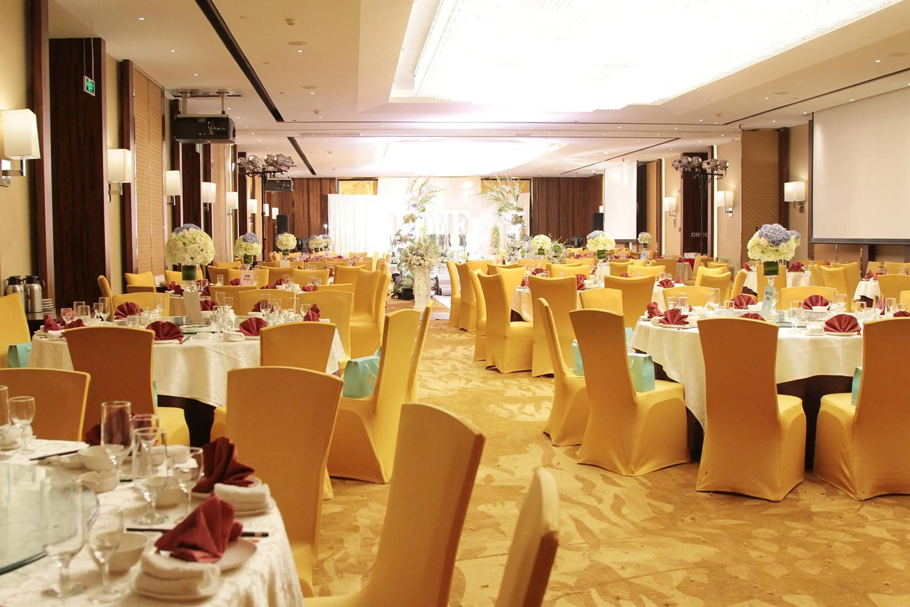 Dining area in Ramada Plaza By Wyndham Fuzhou South