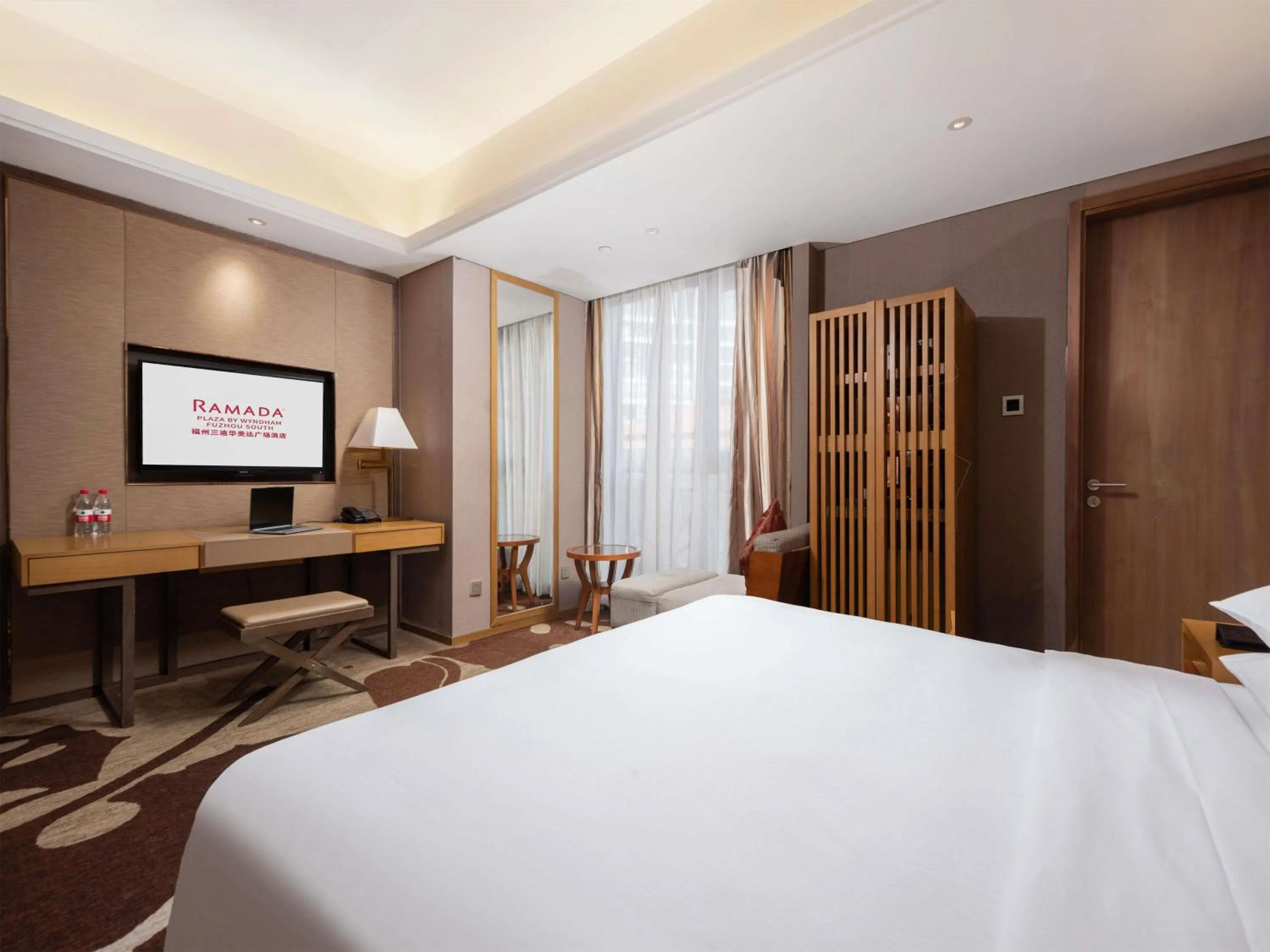 Photo of the whole room, Bed in Ramada Plaza By Wyndham Fuzhou South