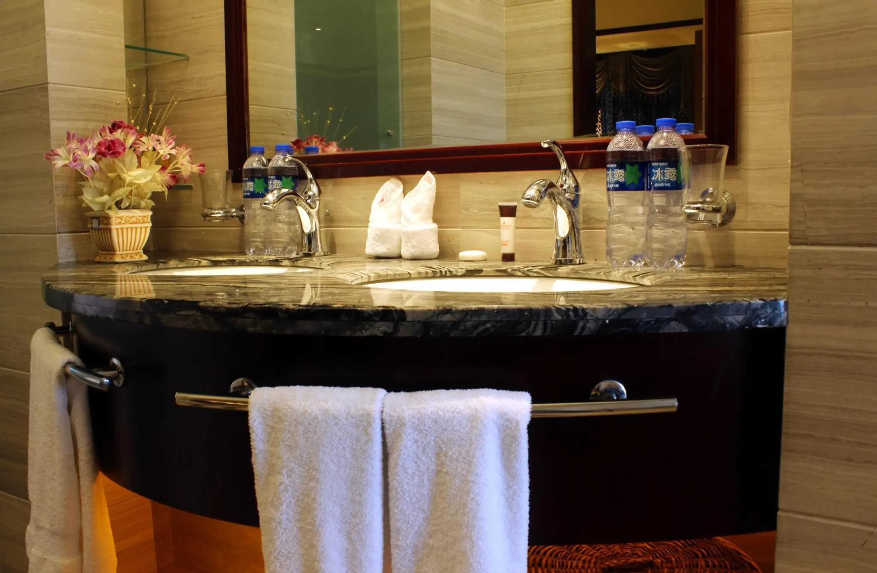 Deluxe King Suite - Smoking in Ramada Plaza By Wyndham Fuzhou South Deluxe King Suite - Smoking in Ramada Plaza By Wyndham Fuzhou South