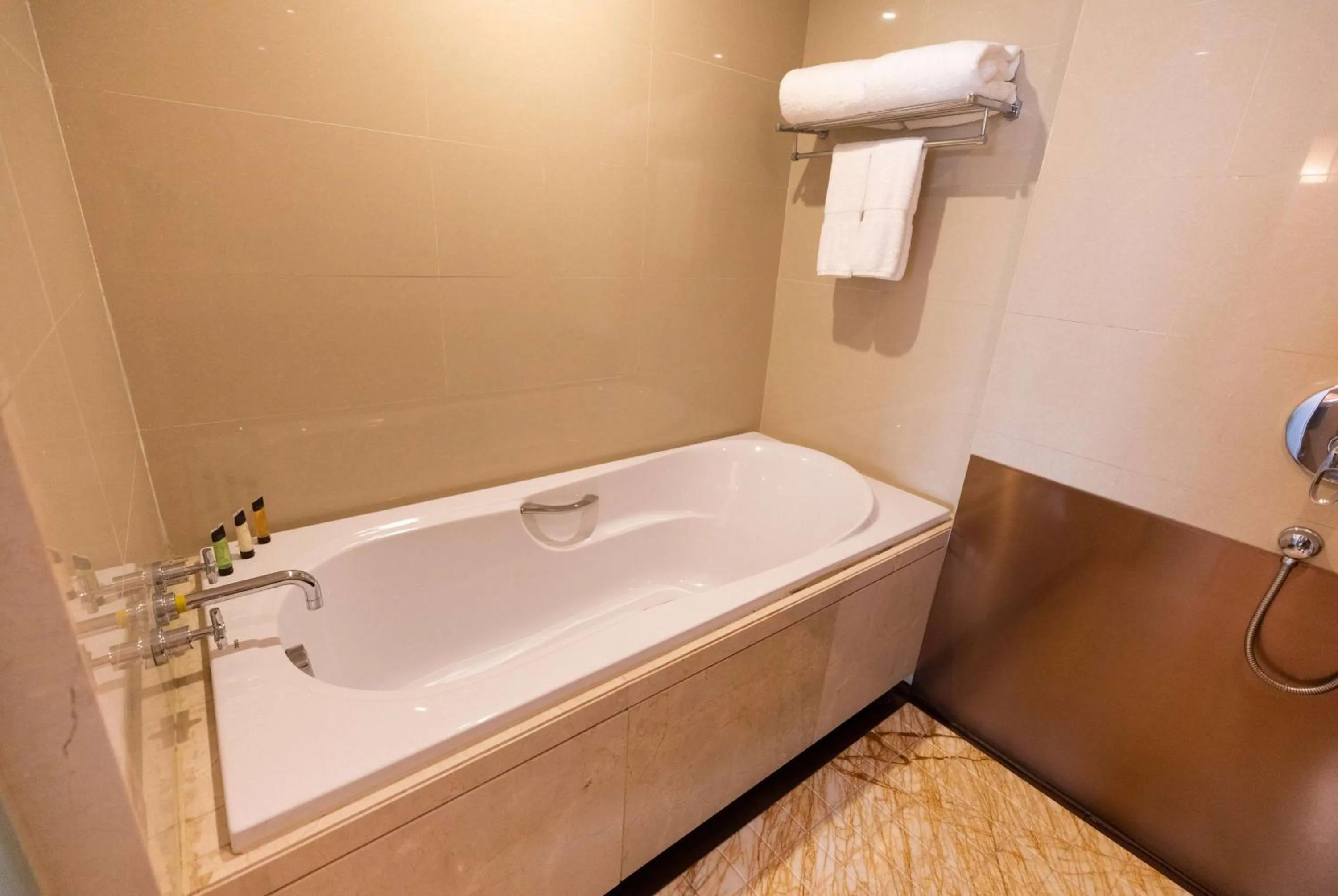 Bathroom in Ramada Plaza By Wyndham Fuzhou South