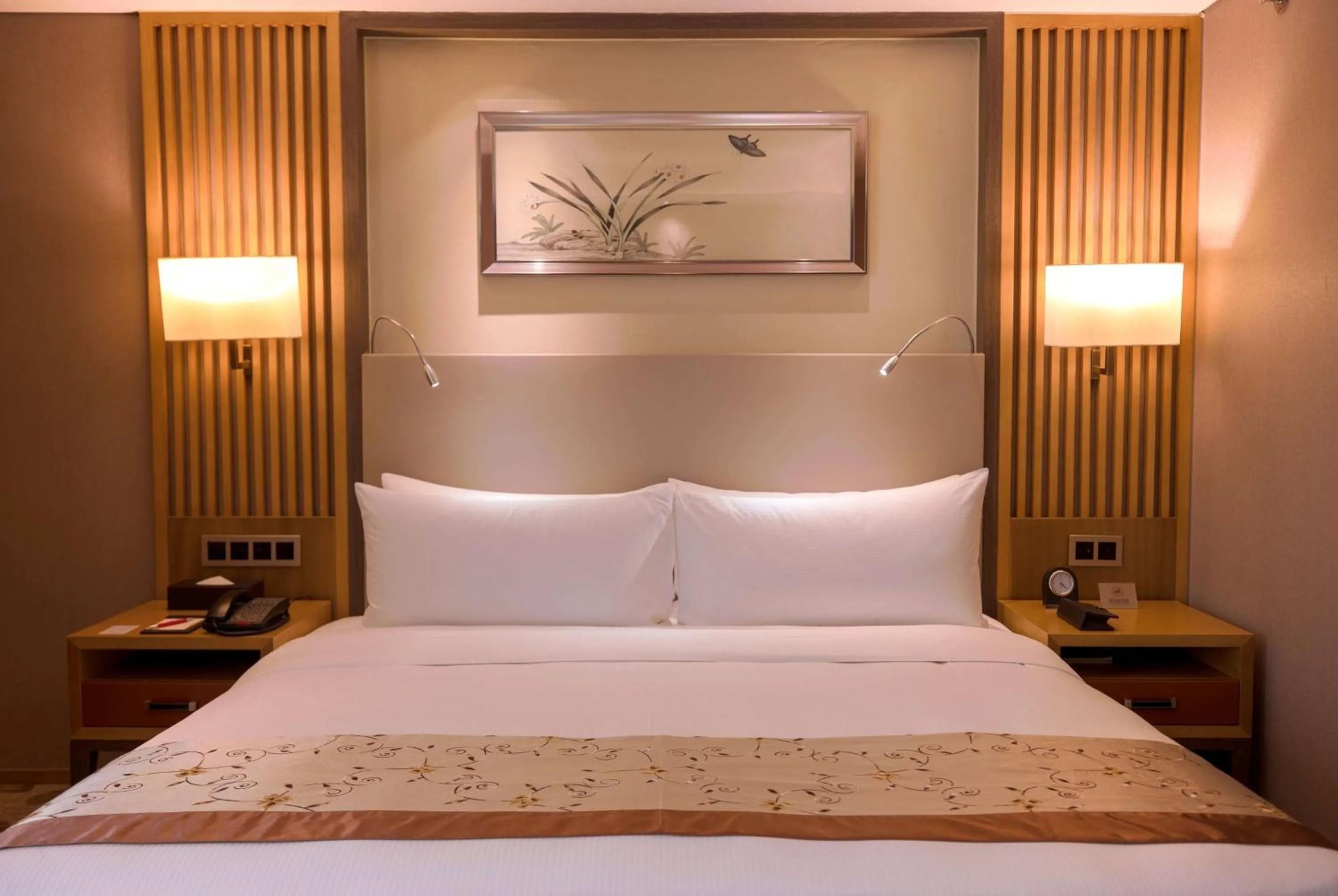 Photo of the whole room, Bed in Ramada Plaza By Wyndham Fuzhou South