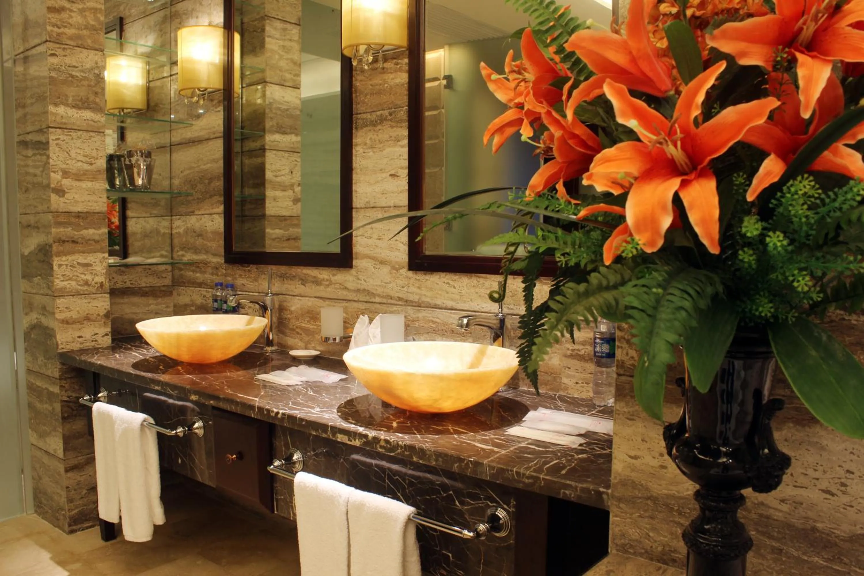 Bathroom in Ramada Plaza By Wyndham Fuzhou South