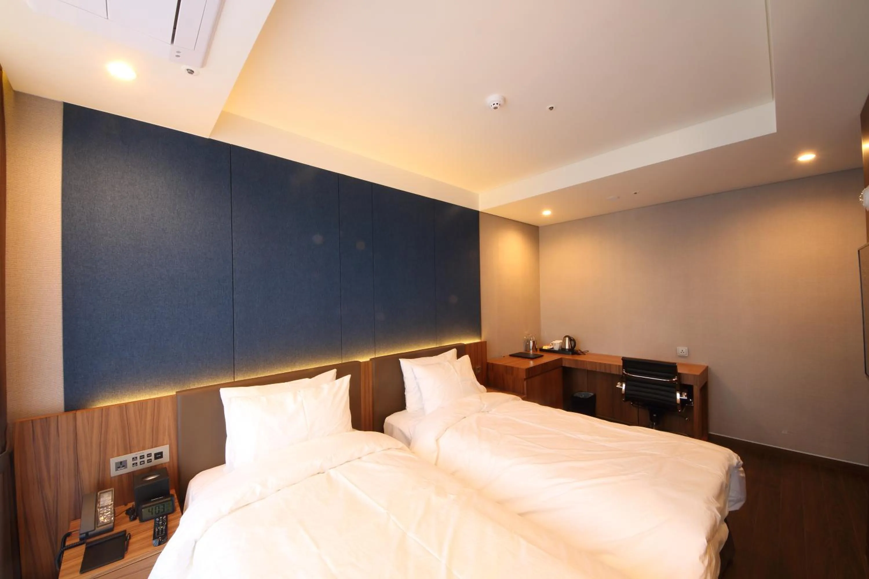 Bed in Benikea The H Hotel