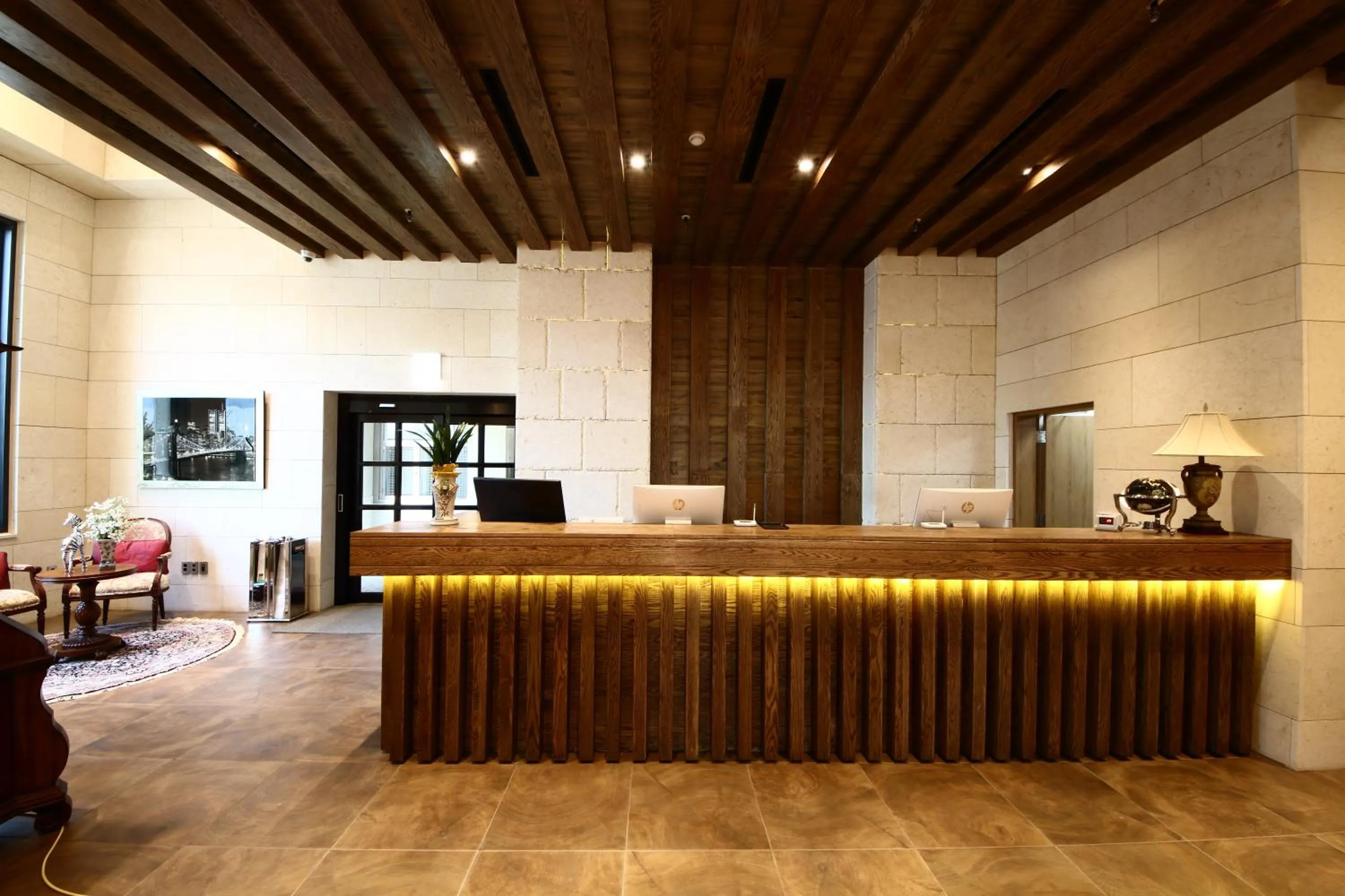 Lobby or reception in Benikea The H Hotel