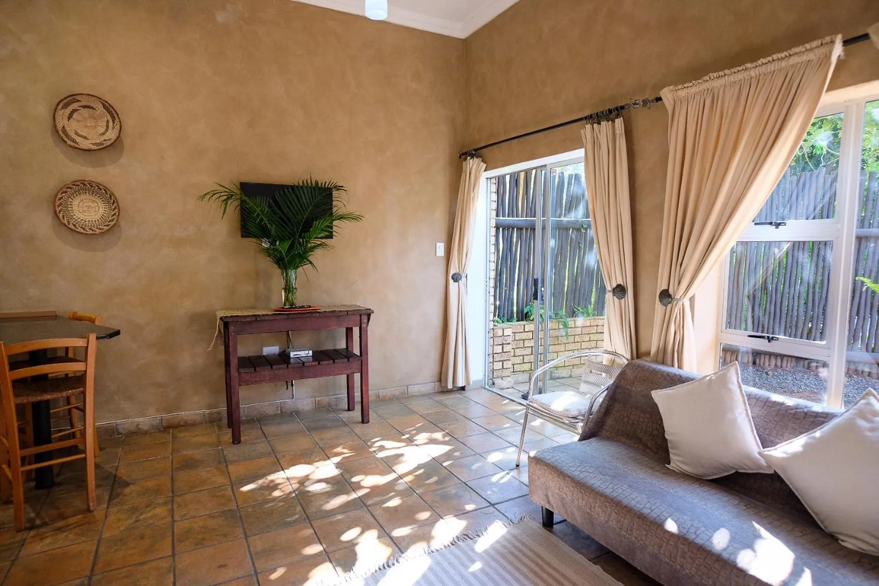 Living room in Ingwenya Lodge