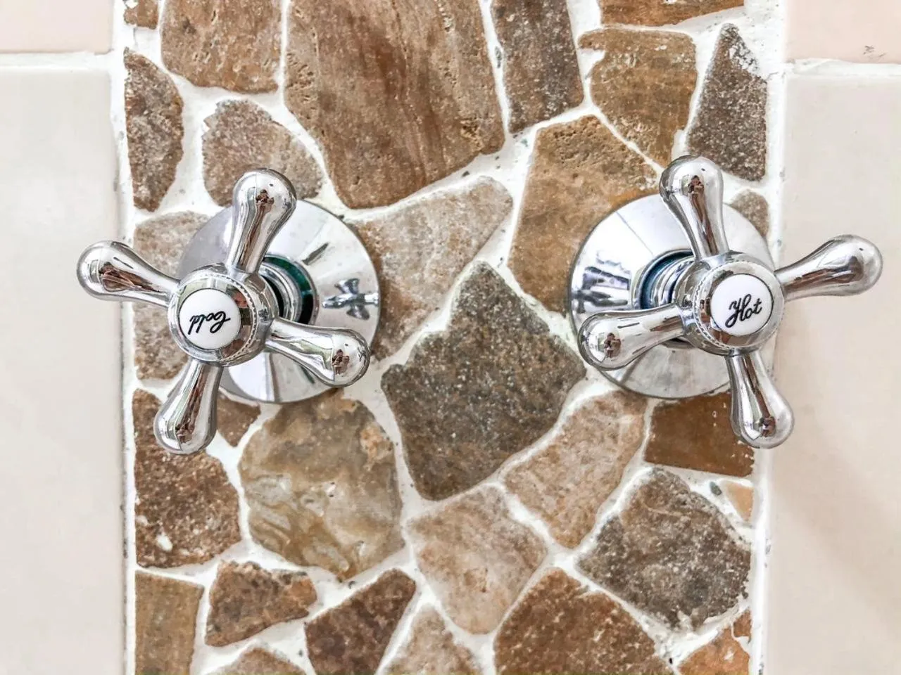 Bathroom in Ingwenya Lodge