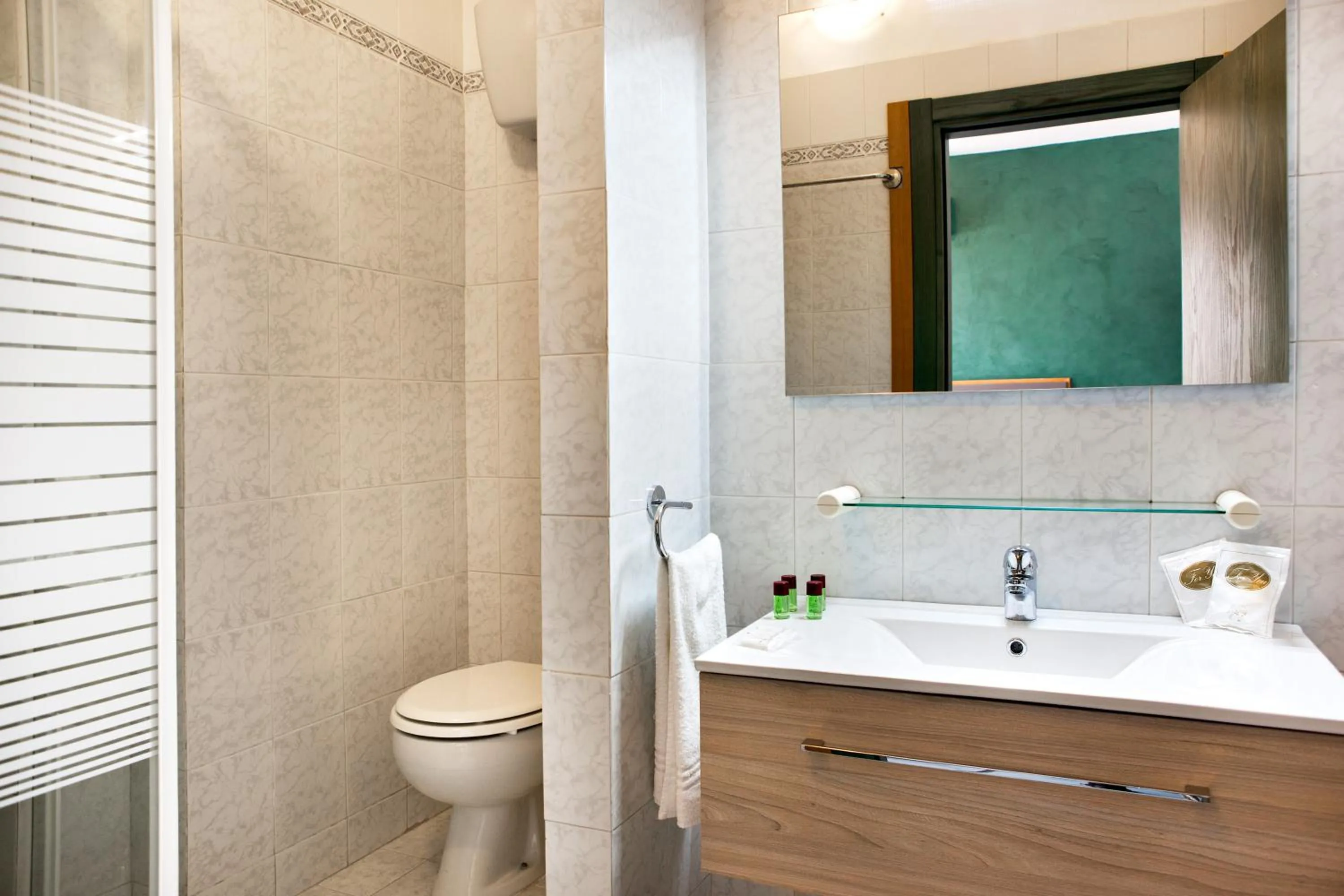 Toilet in Hotel Côte D'Est