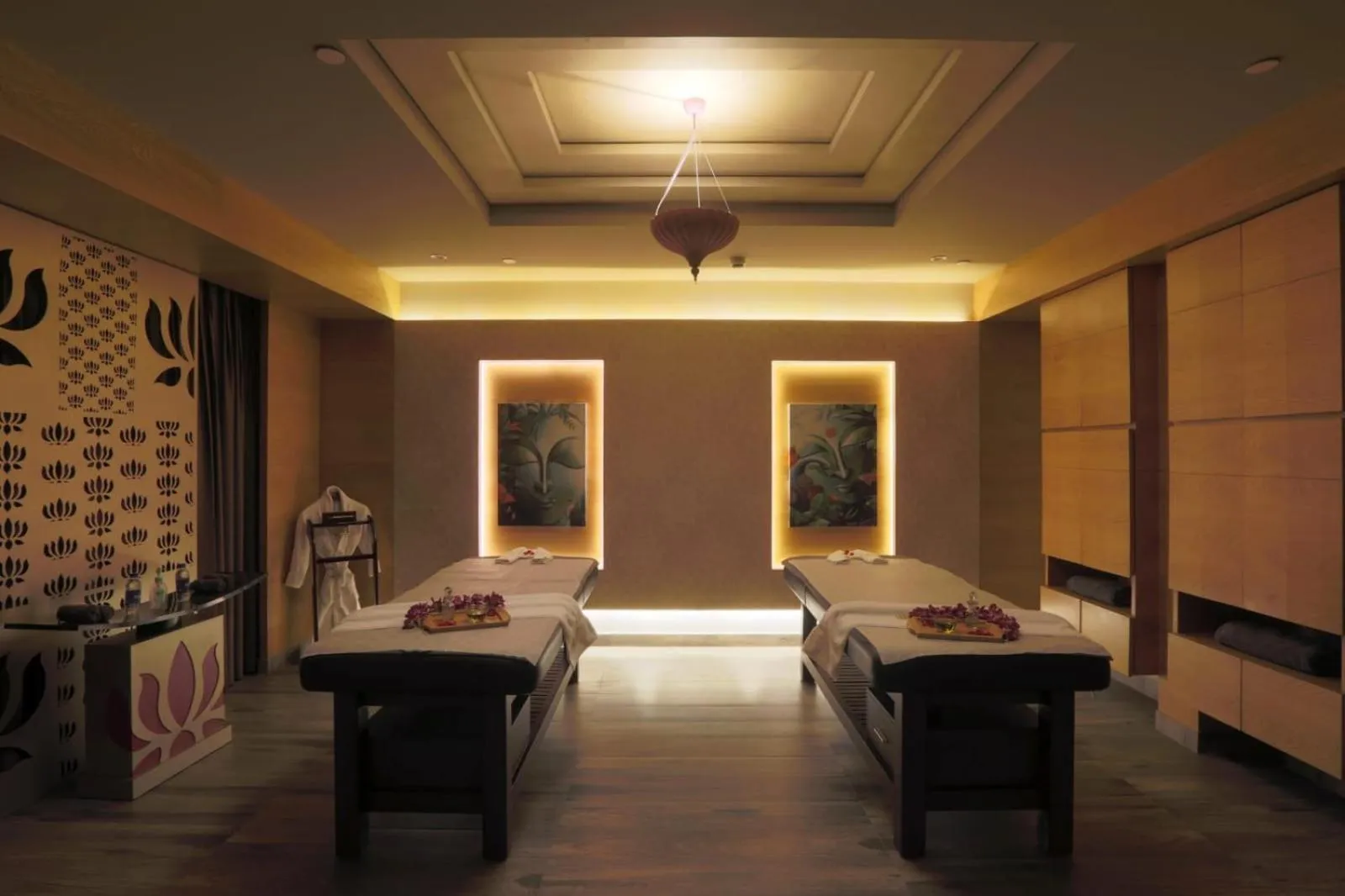 Spa and wellness centre/facilities, Bed in Hotel Aroma Suites Delhi Airport