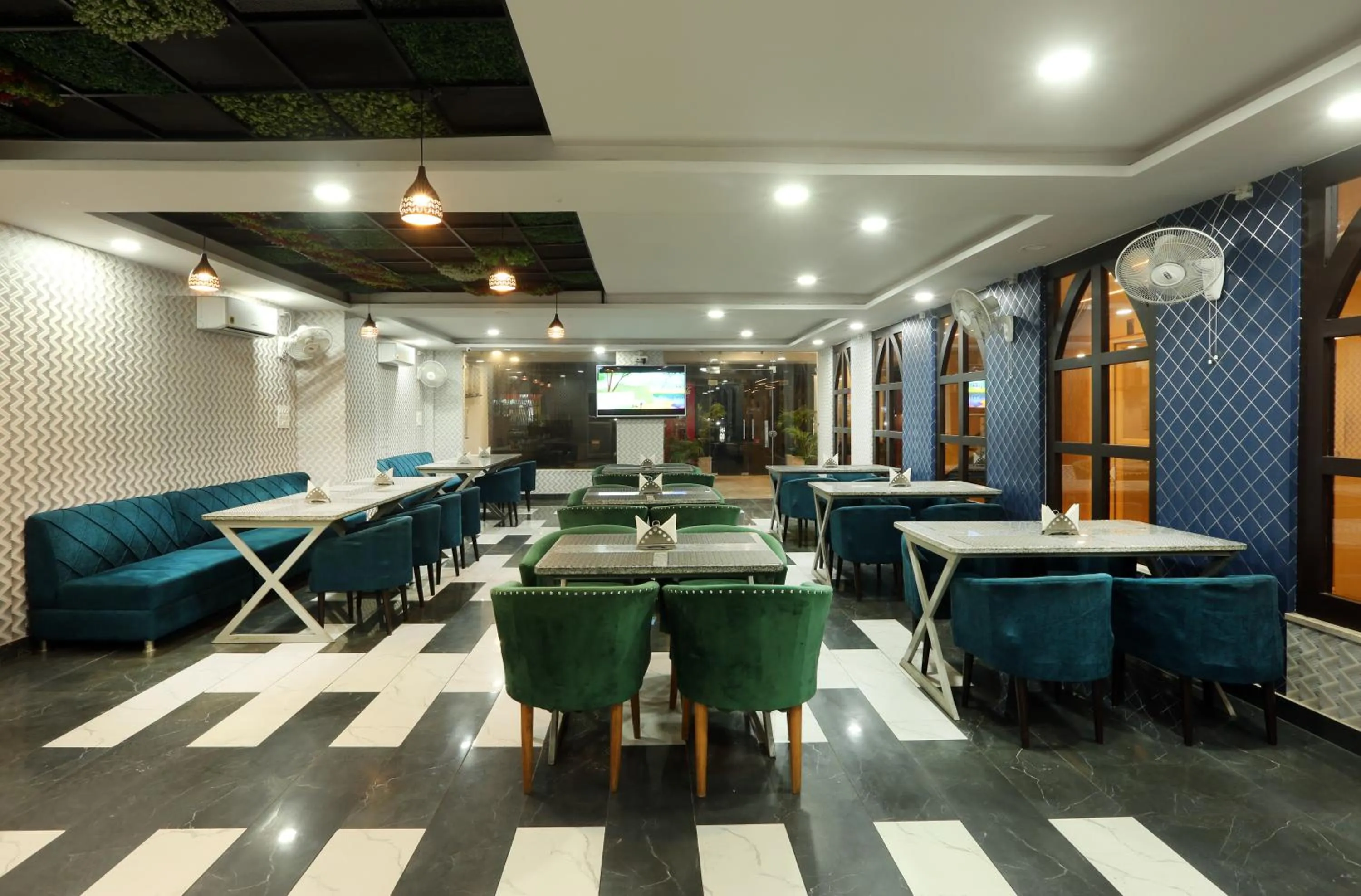 Restaurant/places to eat in Hotel Aroma Suites Delhi Airport