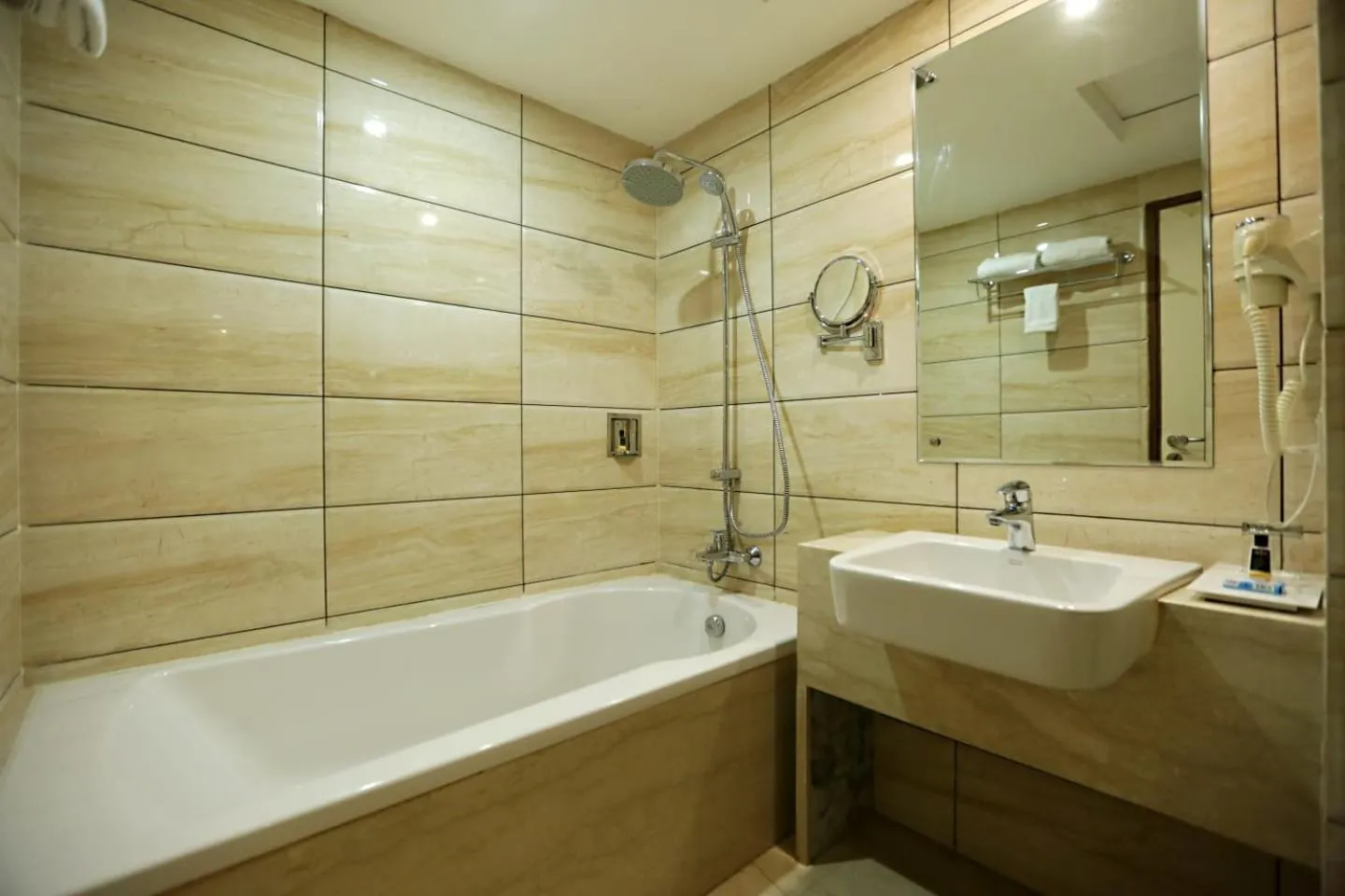 Bathroom in Hotel Aroma Suites Delhi Airport