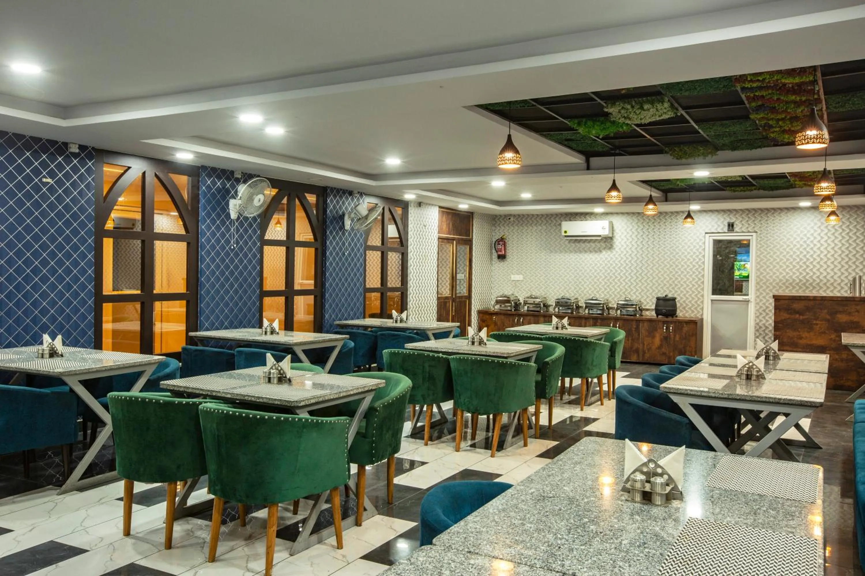 Restaurant/places to eat in Hotel Aroma Suites Delhi Airport