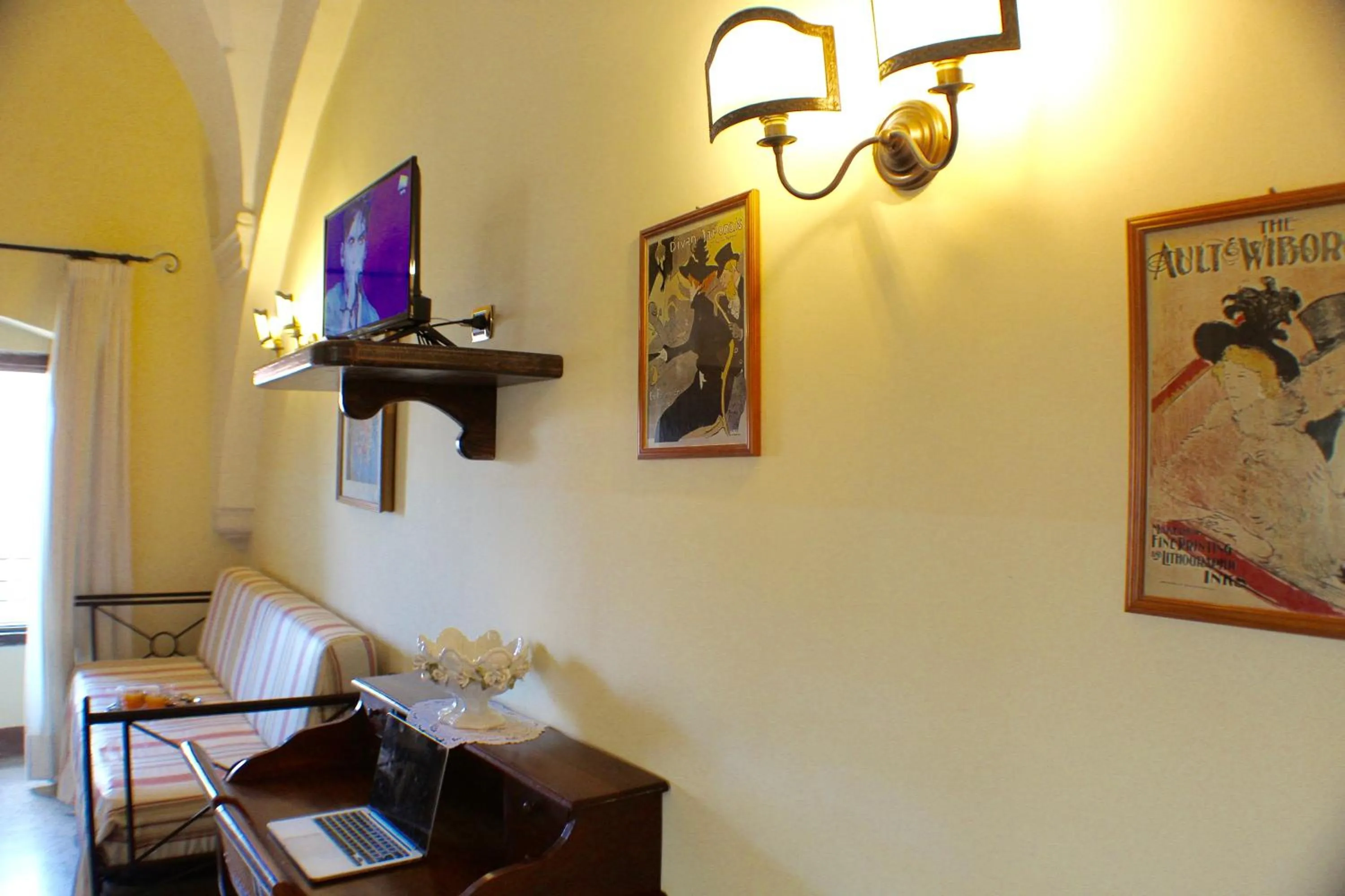 Photo of the whole room in Palazzo Senape De Pace