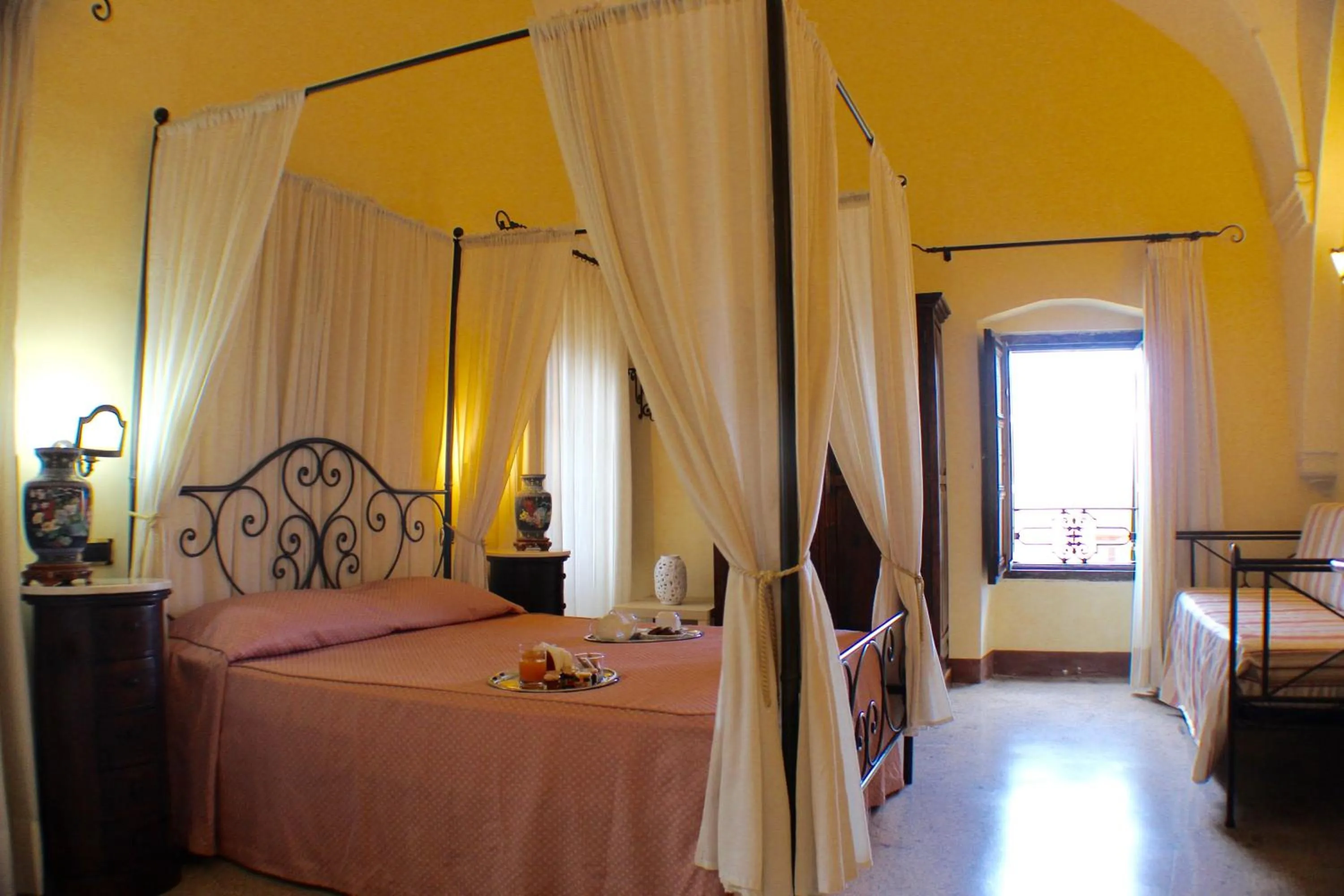 Photo of the whole room, Bed in Palazzo Senape De Pace