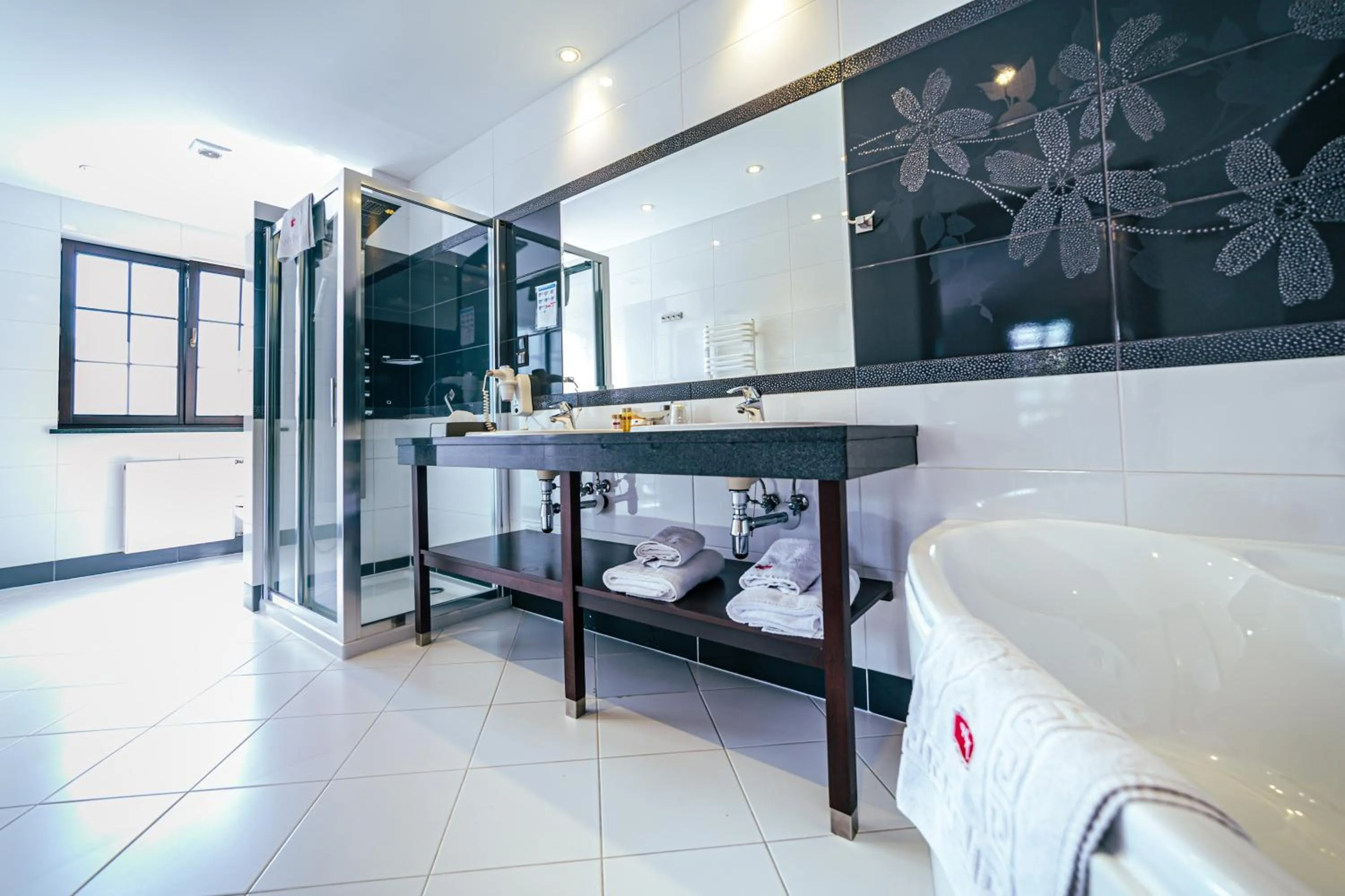 Shower, Bed in Hotel Kryształ Conference & Spa