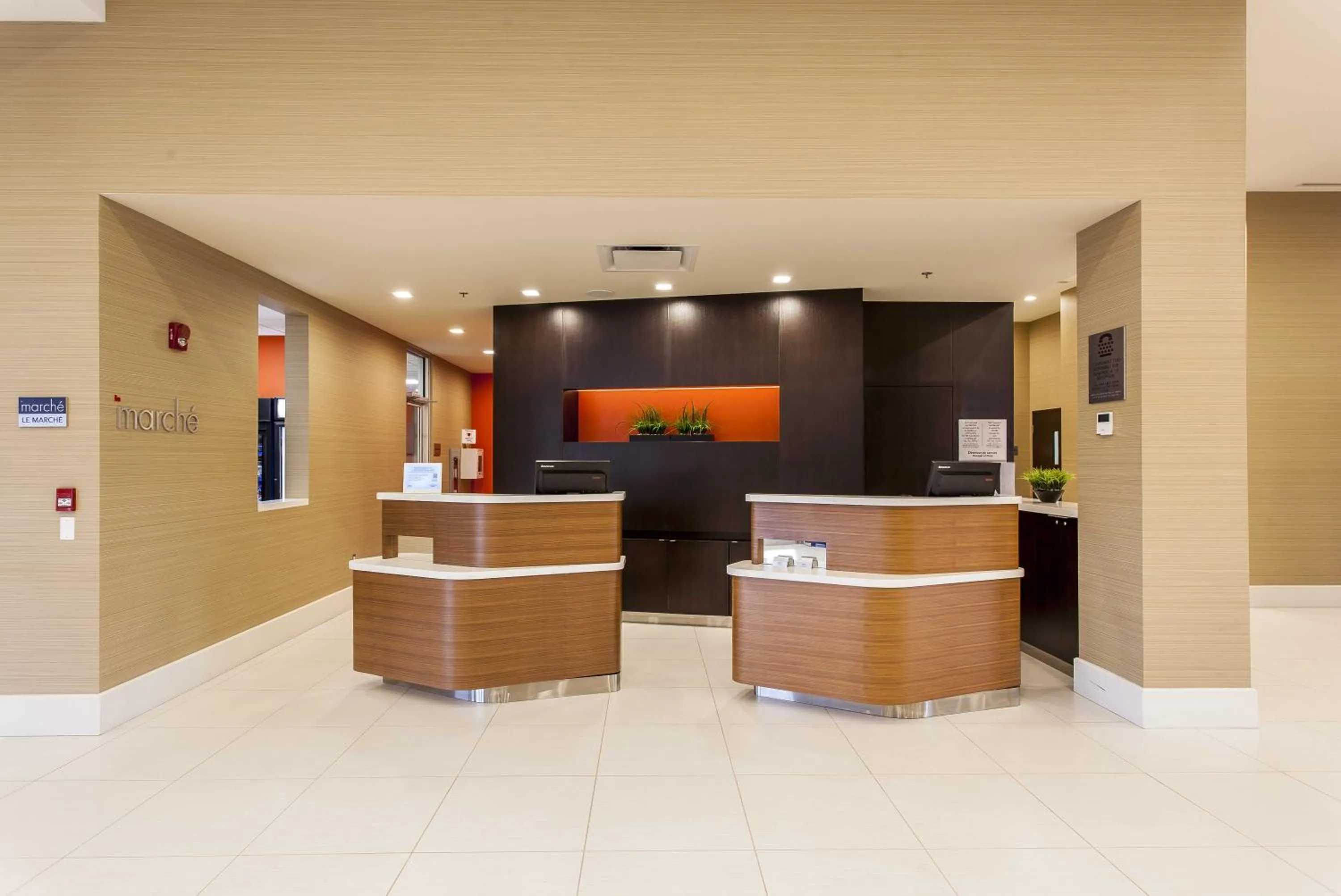 Lobby or reception in Courtyard by Marriott Montreal West Island/Baie D’Urfe