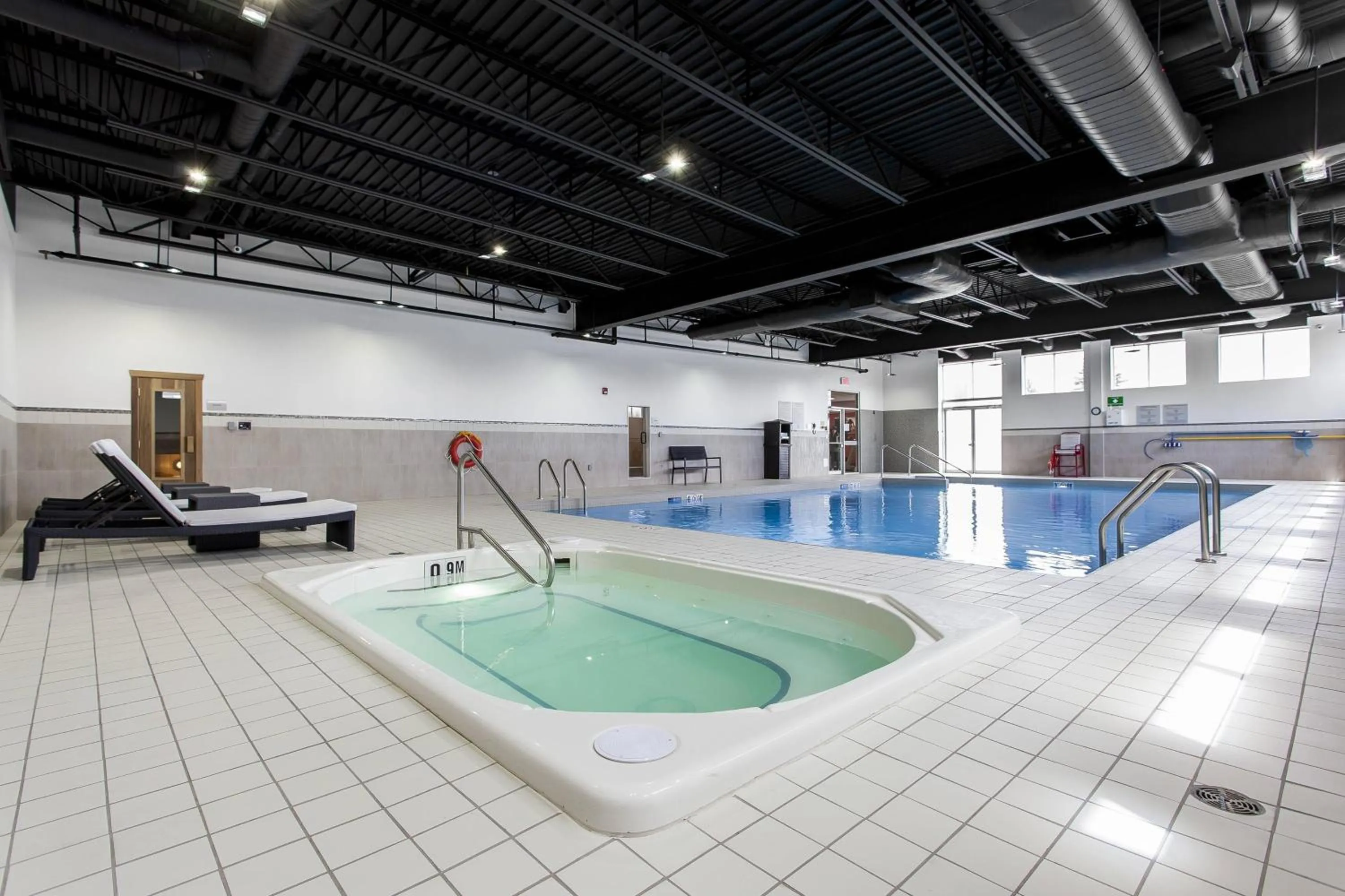 Swimming pool in Courtyard by Marriott Montreal West Island/Baie D’Urfe