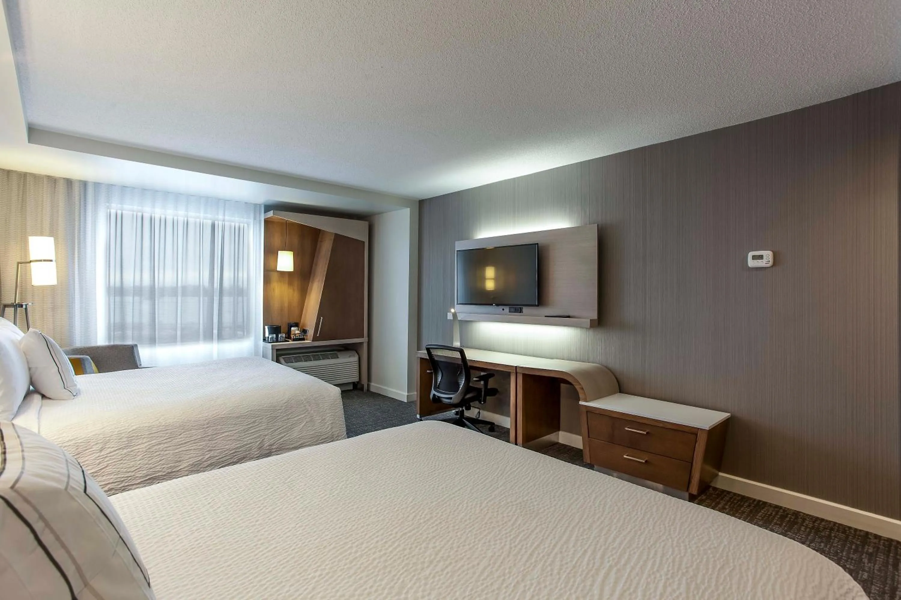 Bed in Courtyard by Marriott Montreal West Island/Baie D’Urfe