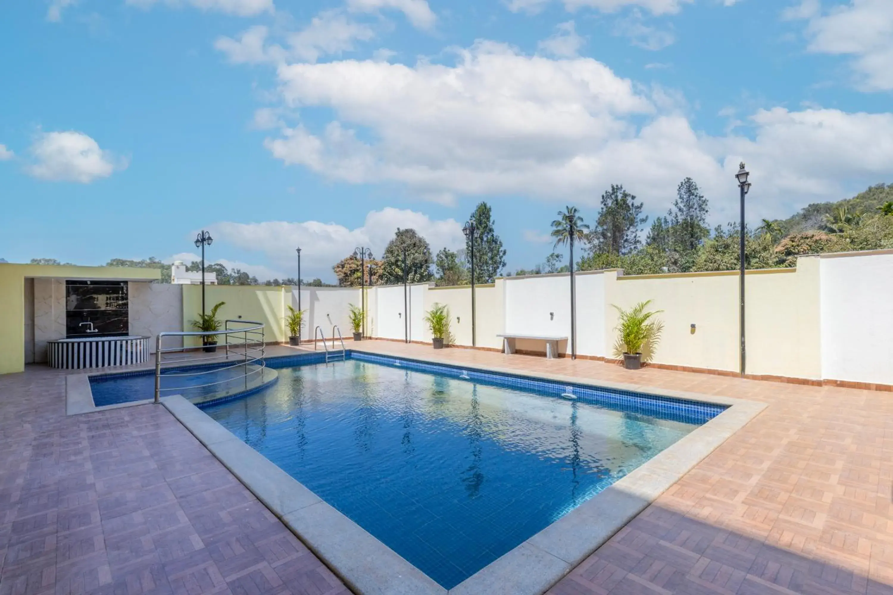 Swimming pool in Treebo Premium Emerald Dove Swimming pool in Treebo Premium Emerald Dove