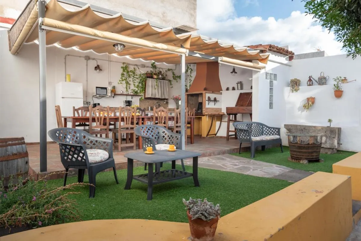Communal kitchen in Casa emblemática Buenavista del Norte