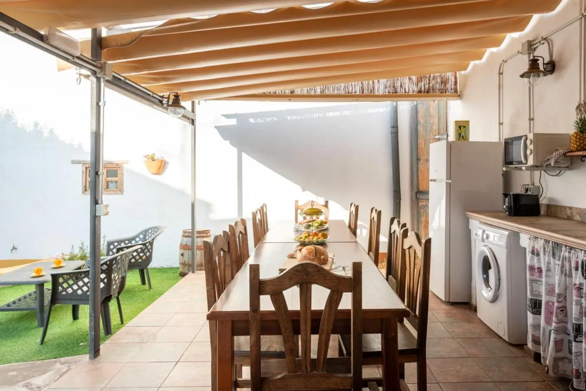 Communal kitchen in Casa emblemática Buenavista del Norte