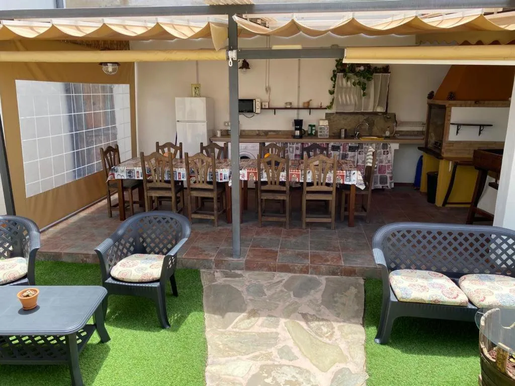 Communal kitchen in Casa emblemática Buenavista del Norte