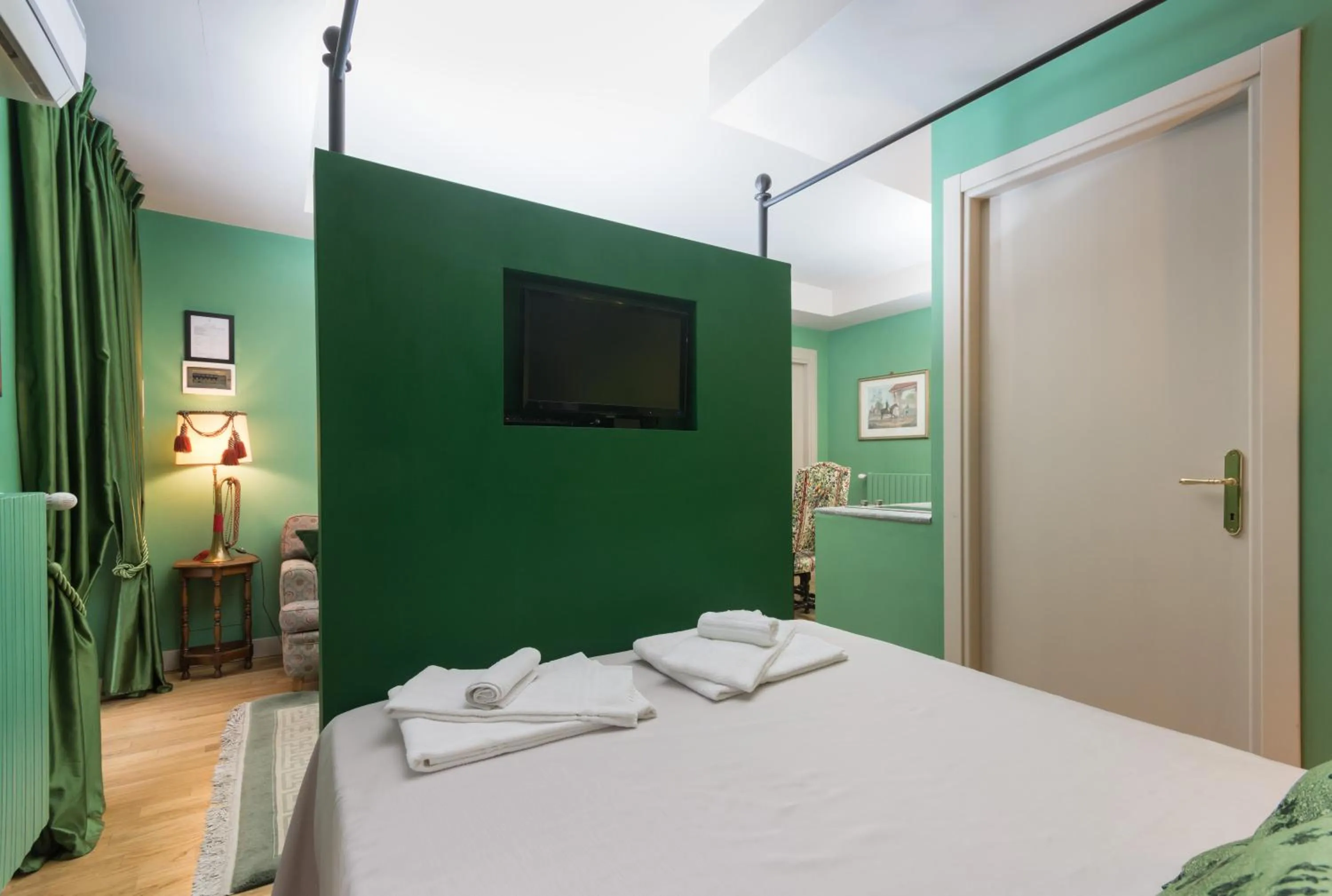 Patio, Bed in Porta Palace Apartments