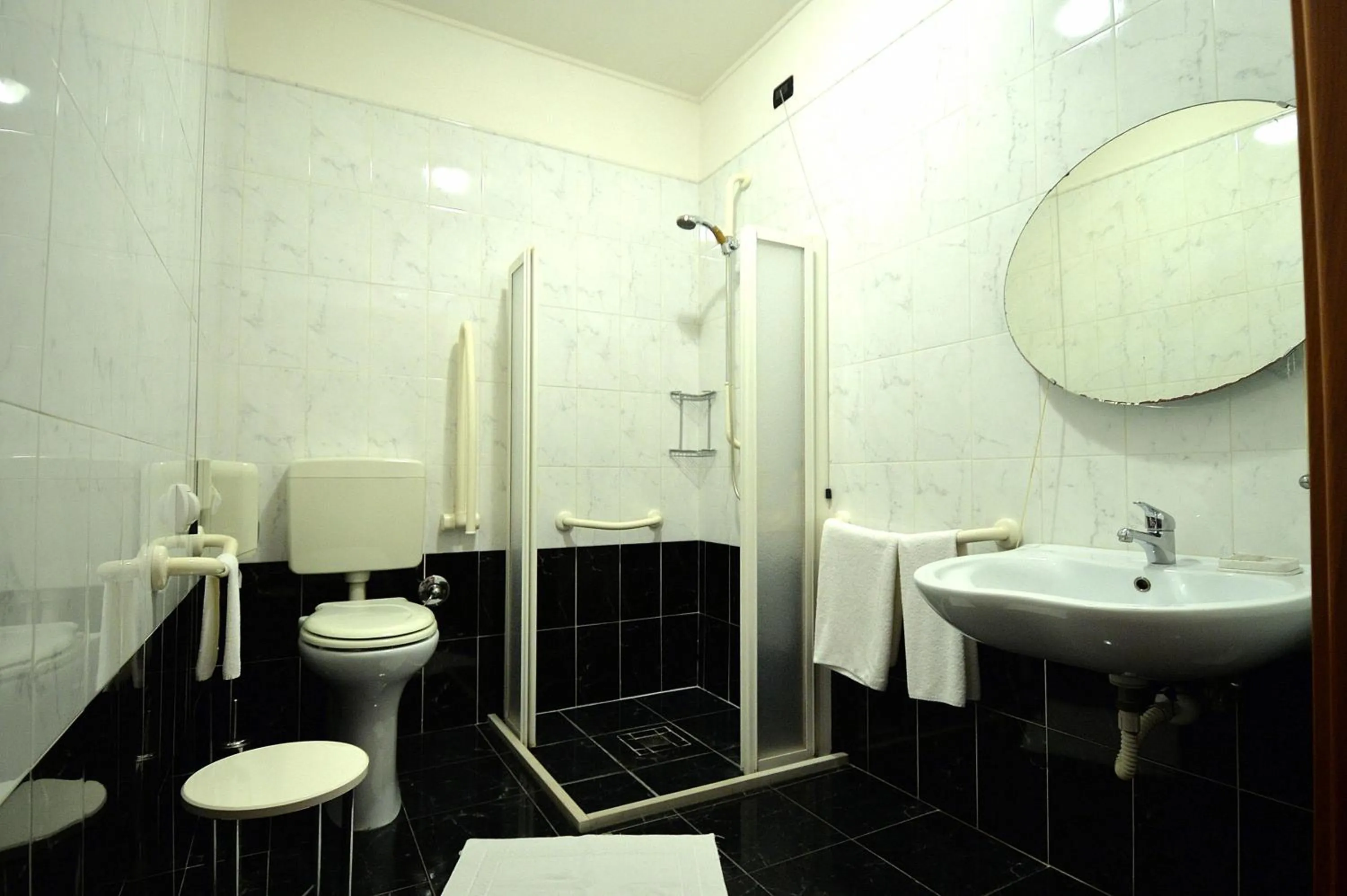 Bathroom in Hotel La Cantina