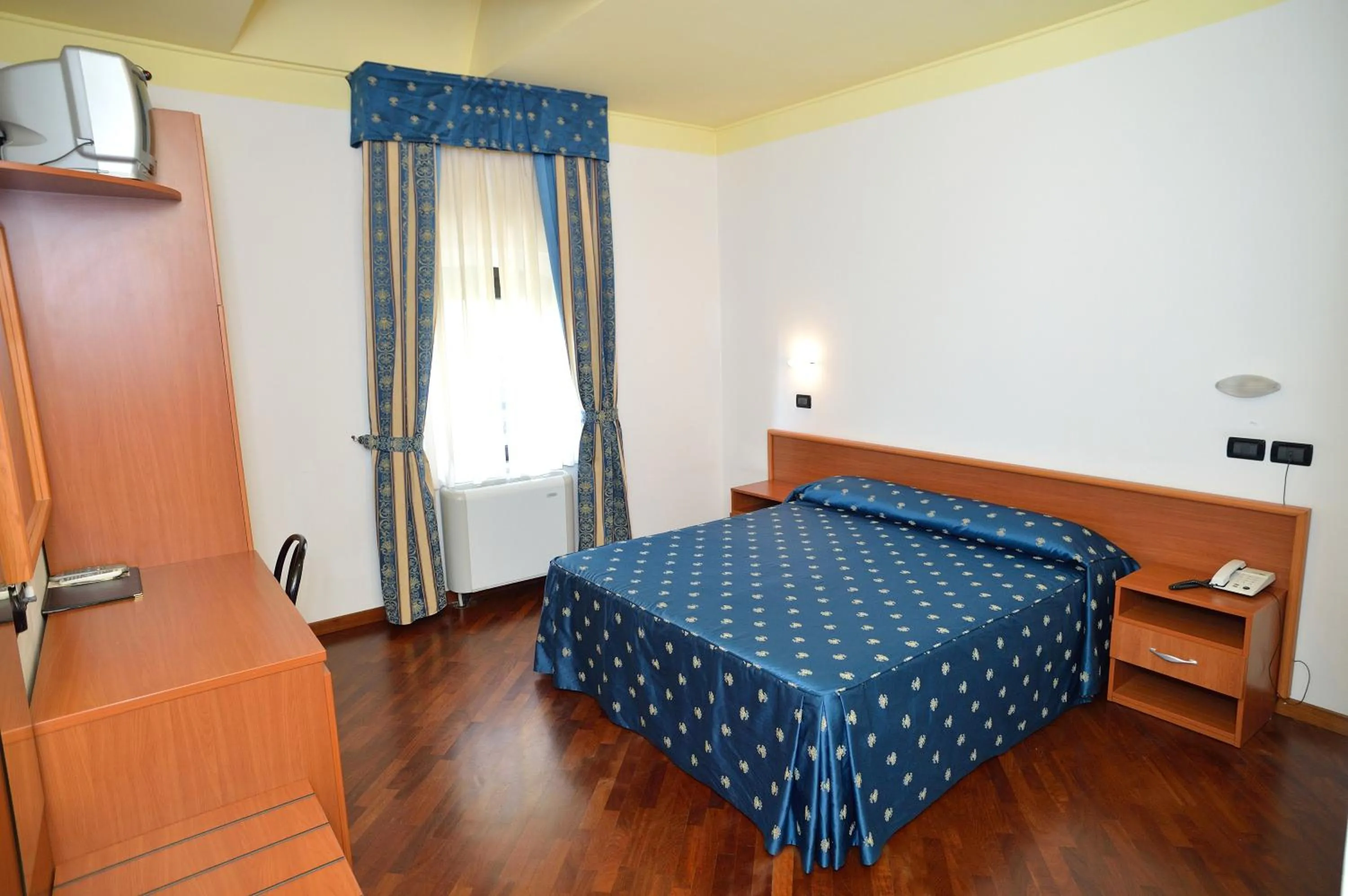 Photo of the whole room, Bed in Hotel La Cantina